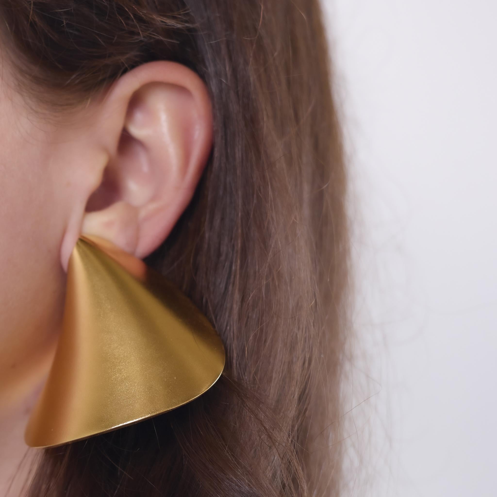 These sculptural earrings by JAR Paris from the 2010s are crafted in lightweight aluminum with 18k yellow gold backs, blending avant-garde form with precious materials. Known for his bold and innovative artistry, JAR’s design showcases elegant