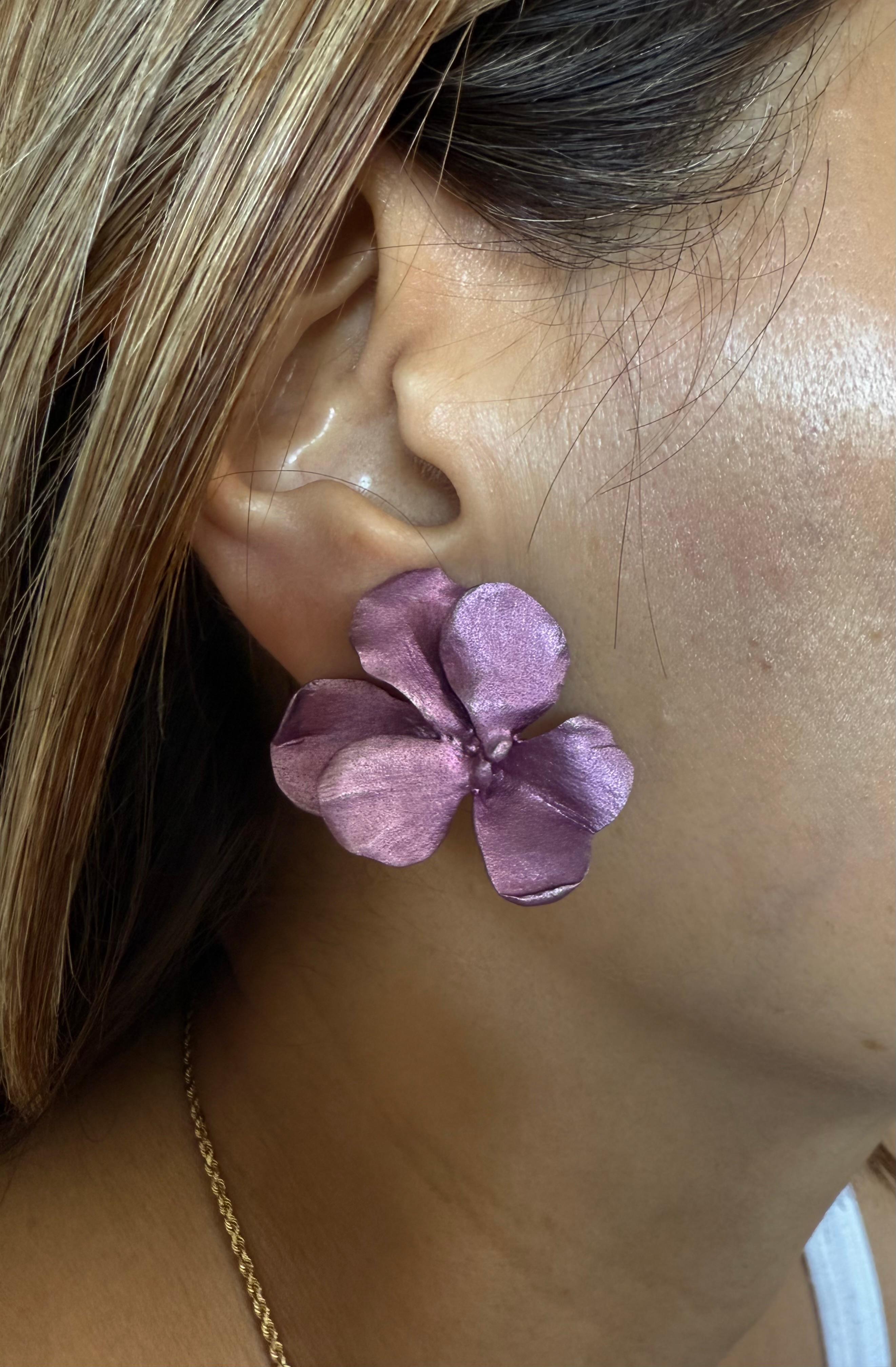 Joel Arthur Rosenthal
Jar Aluminum Purple Color Pansy Flower Motif Earrings 
18k Yellow Gold Omega Clip Backs
Fully Signed Jar Makers Mark 2004
Accompanied Jar Storage Pouch 

His aluminum pansy flower earrings are iconic creations. First introduced