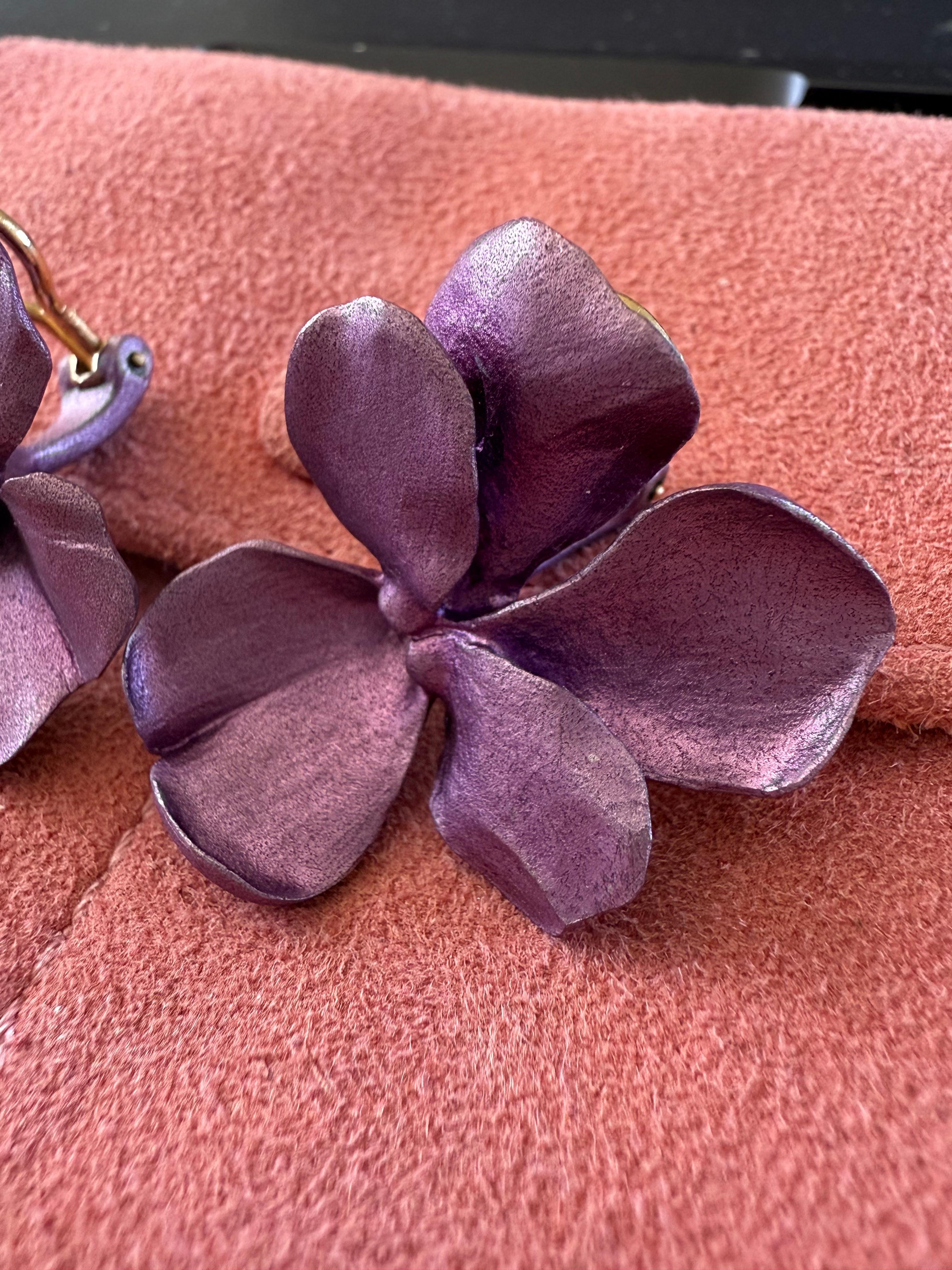 JAR Paris Anodized Aluminum 18k Gold Pansy  Ear Clip Earrings For Sale 11
