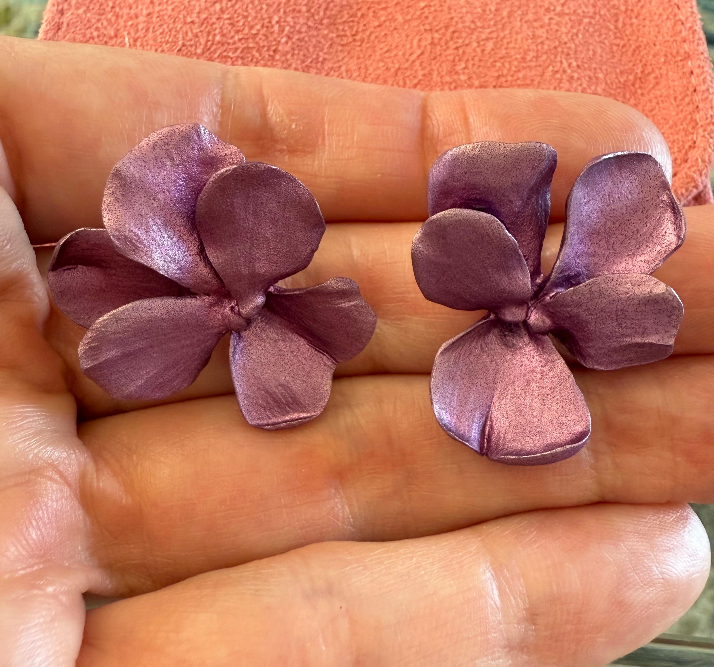 JAR Paris Anodized Aluminum 18k Gold Pansy  Ear Clip Earrings For Sale 8