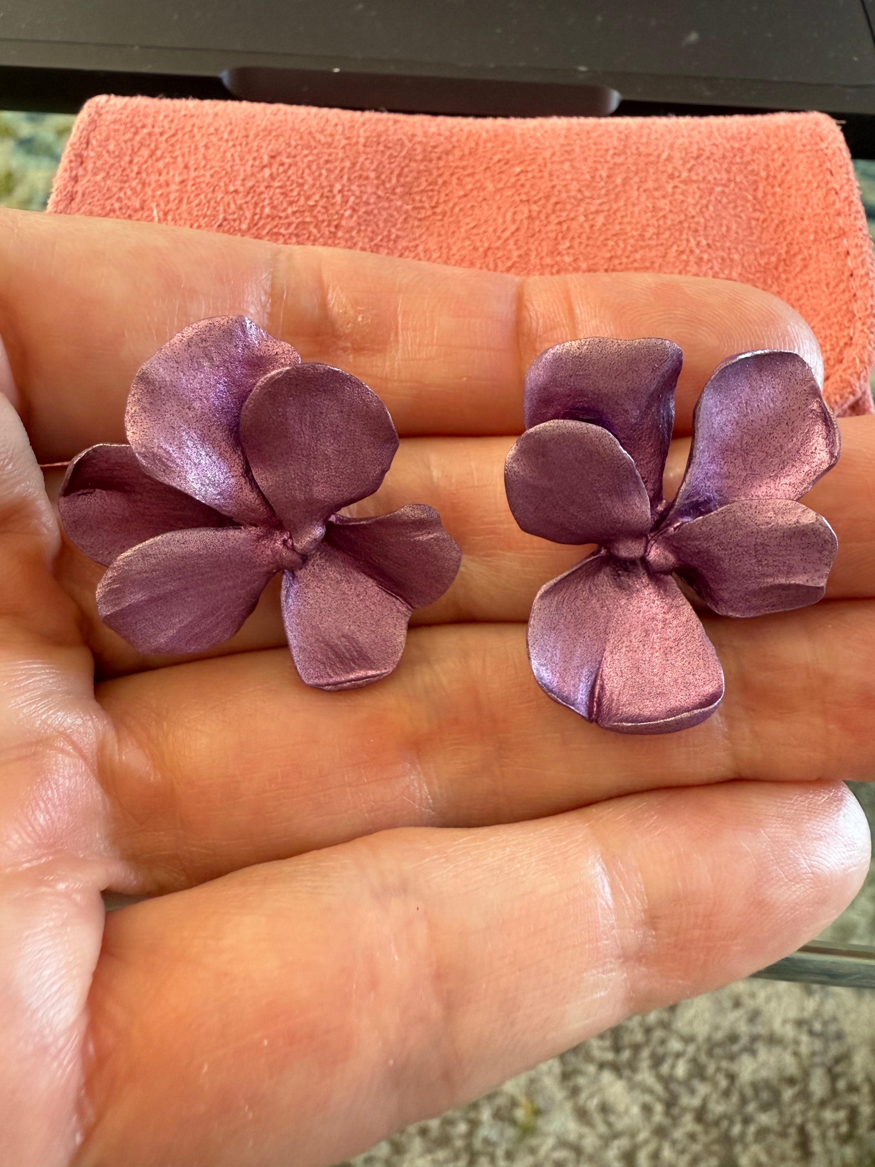 JAR Paris Anodized Aluminum 18k Gold Pansy  Ear Clip Earrings For Sale 13