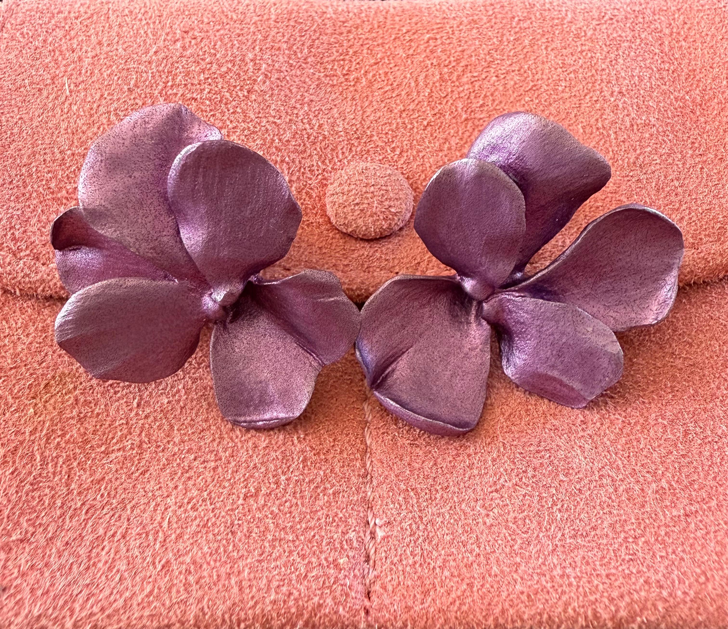 JAR Paris Anodized Aluminum 18k Gold Pansy  Ear Clip Earrings In Excellent Condition For Sale In Beverly Hills, CA