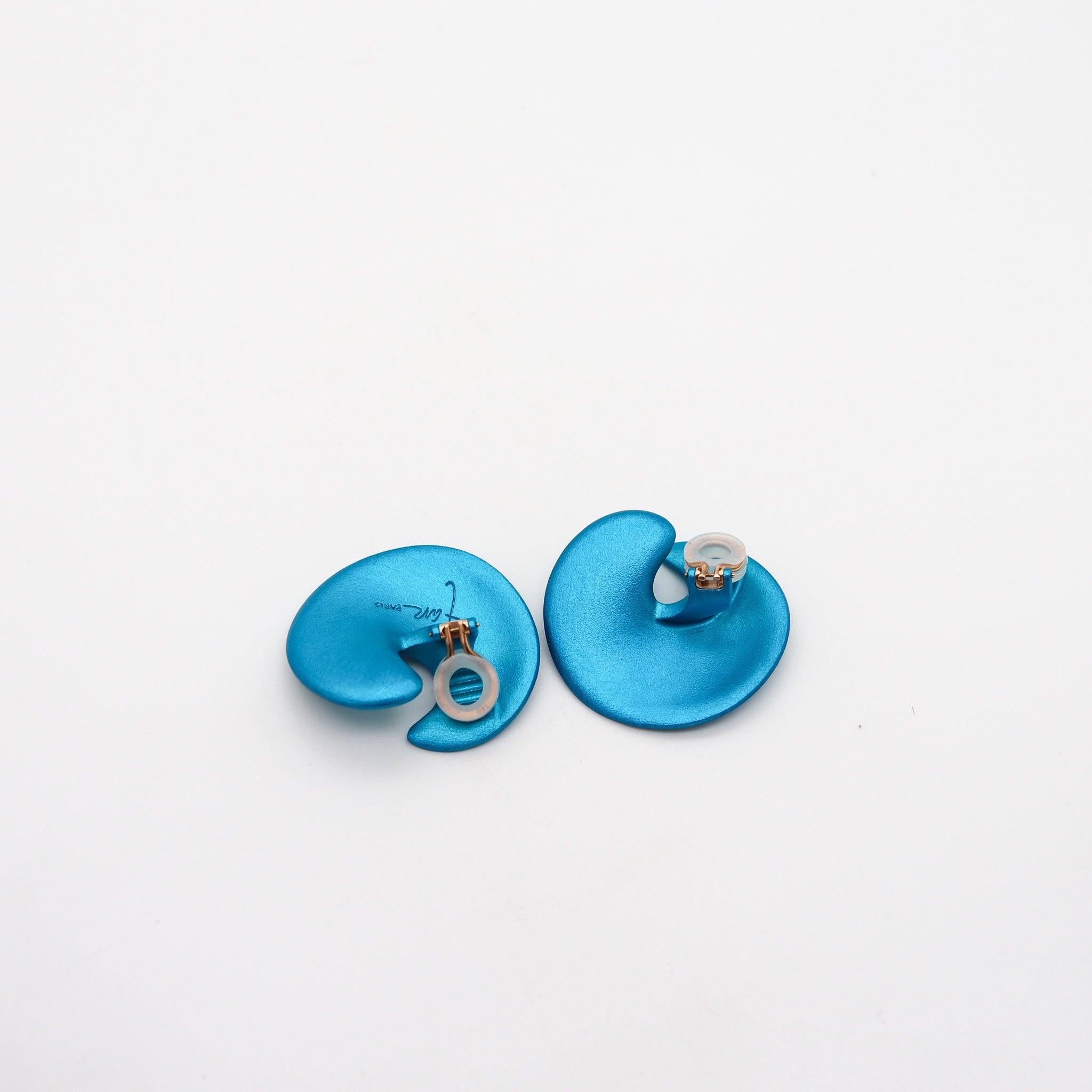 JAR PARIS Blue Valerie Clips On Earrings In 18Kt Gold and Aluminum In Excellent Condition In Miami, FL