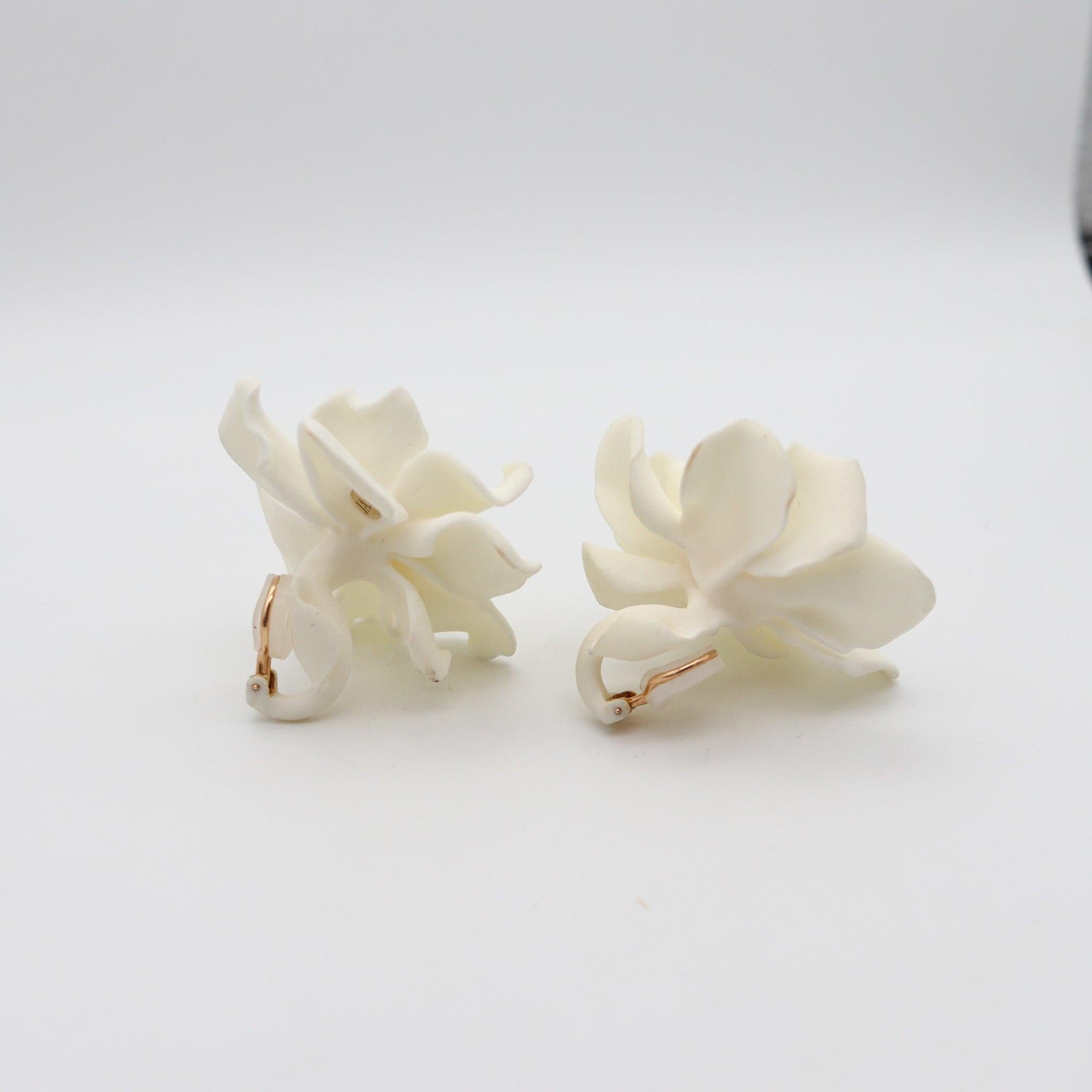 Modernist JAR PARIS Clips On White Gardenias Earrings In 18Kt Gold and Resin For Sale