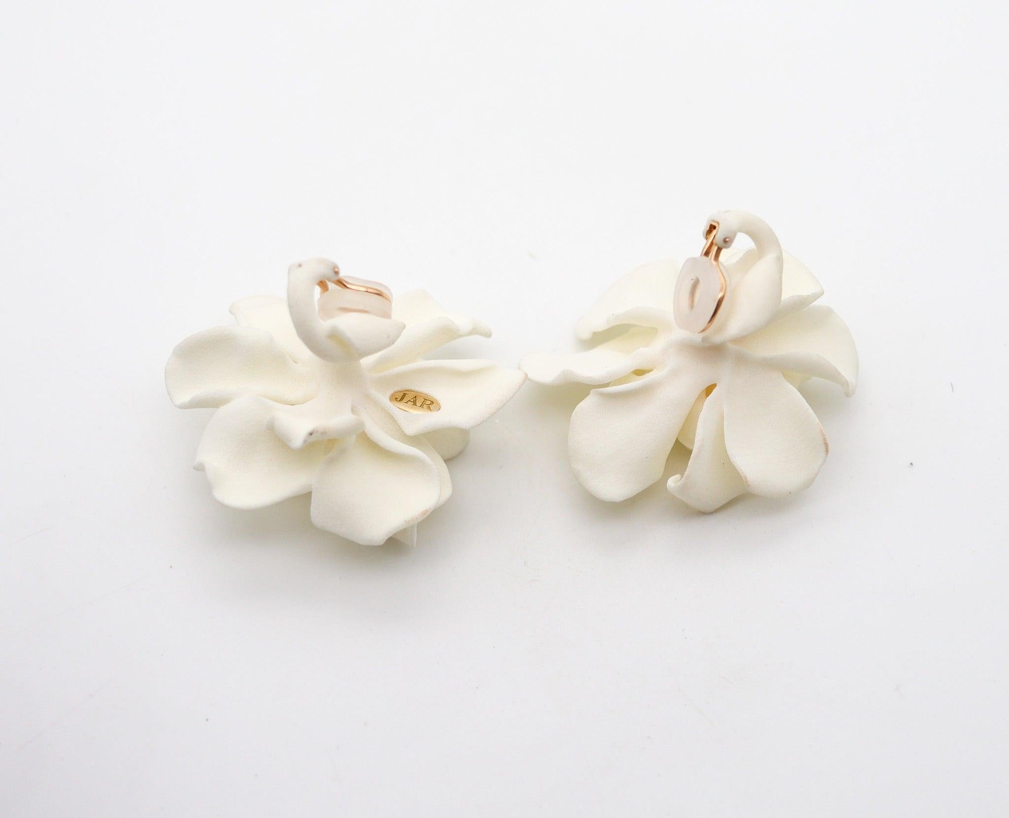 JAR PARIS Clips On White Gardenias Earrings In 18Kt Gold and Resin In Excellent Condition For Sale In Miami, FL