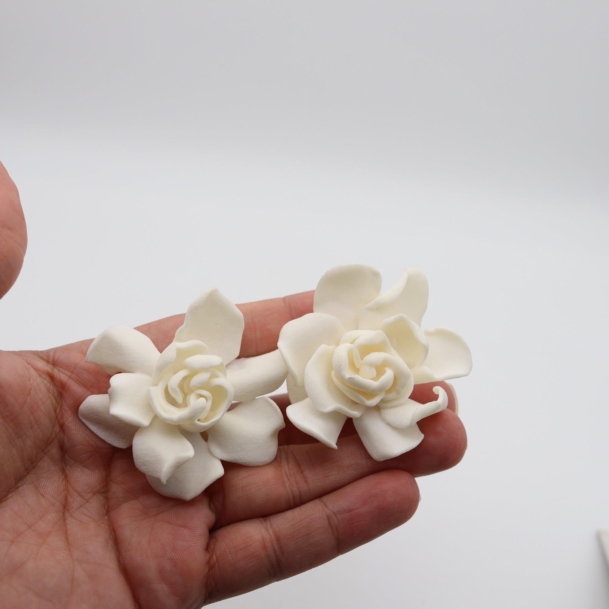JAR PARIS Clips On White Gardenias Earrings In 18Kt Gold and Resin For Sale 1