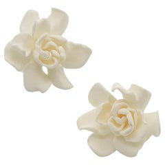 JAR PARIS Pendientes Clips On Gardenias Blancas De Oro De 18 Kt Y Resina