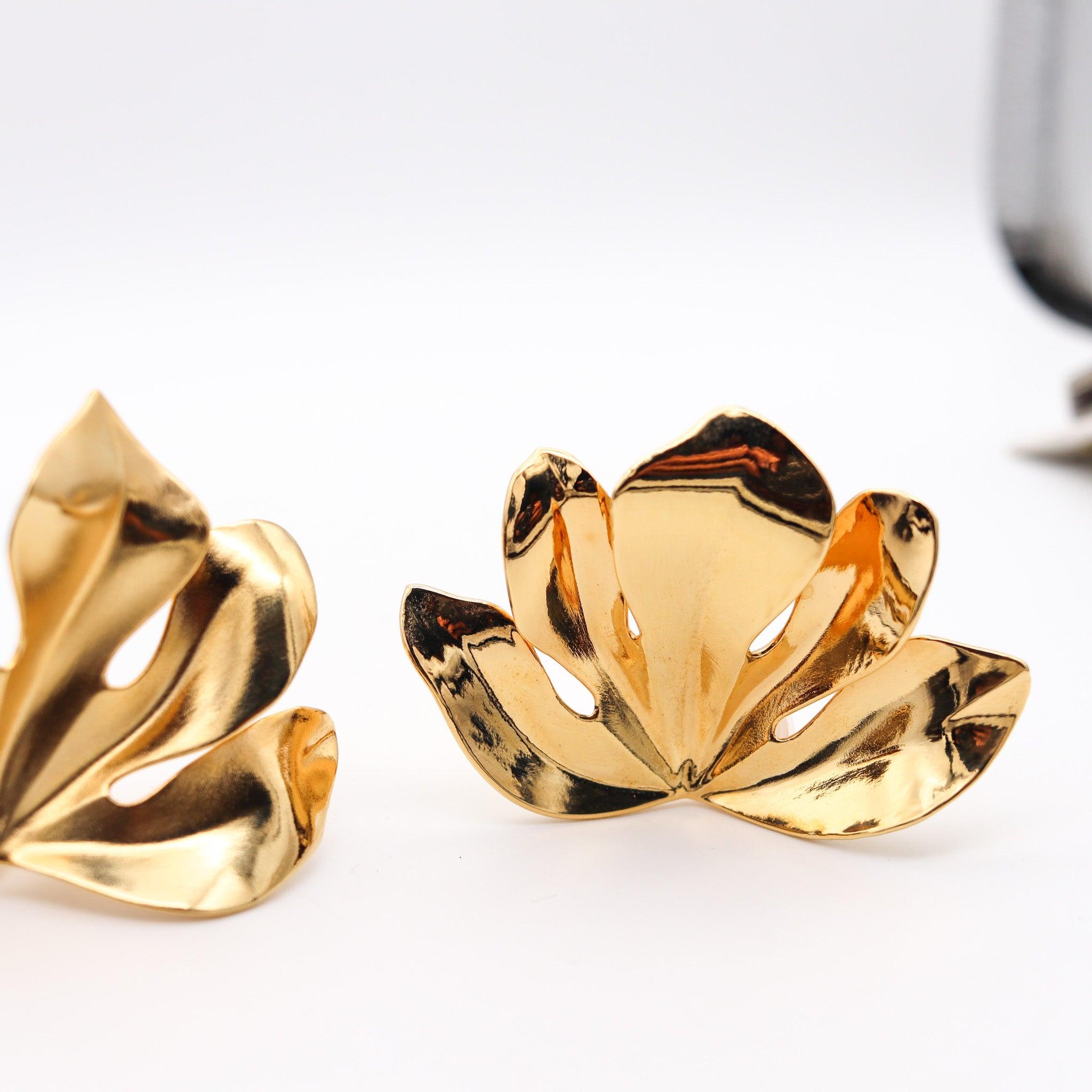 JAR PARIS Boucles d'oreilles Clips feuille de figuier en or 18Kt et aluminium Excellent état - En vente à Miami, FL