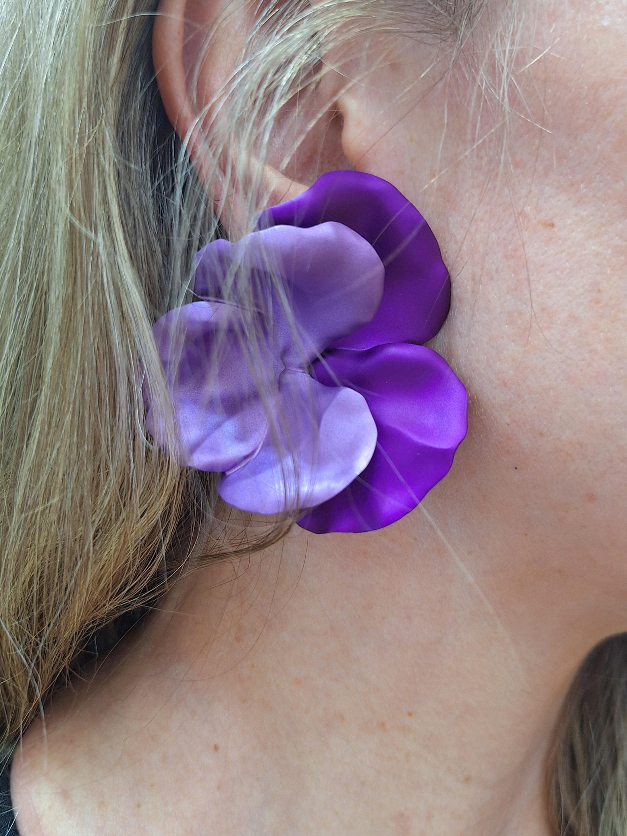 Jar Paris Big Purple Pansies Earrings 

Designed as a sculpted pansy flowerhead earrings with two shades of purple petals.

Crafted in aluminum and 18k gold for the clip backs. 

Signed Jar Paris and numbered.

With French hallmark and makers mark.