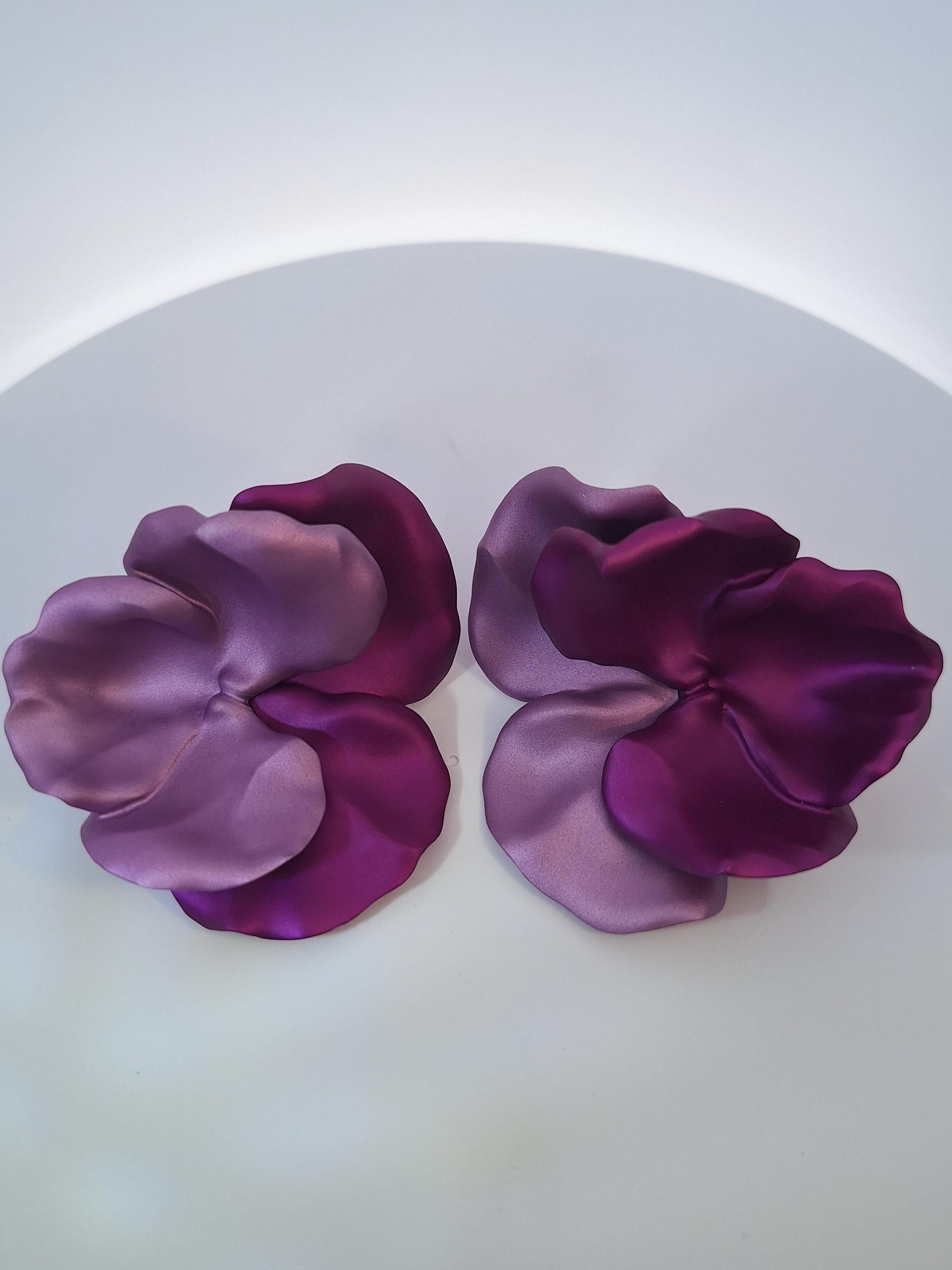 Jar Paris Pansies Purple Aluminium Gold Earrings In Excellent Condition For Sale In New York, NY