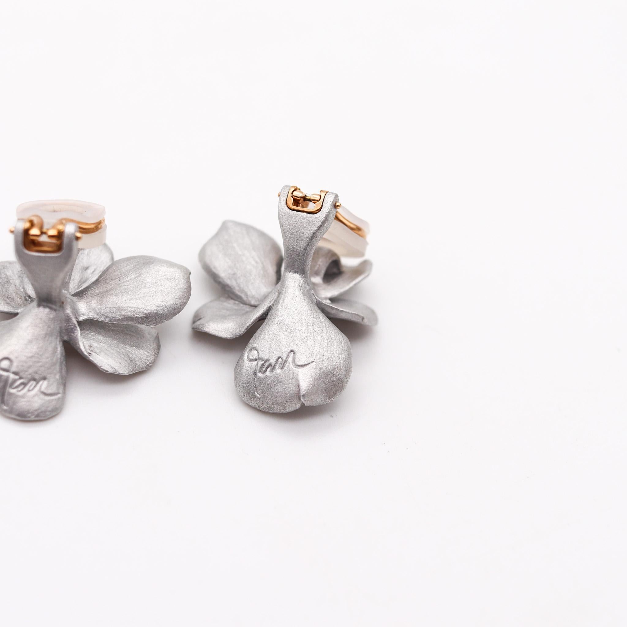 JAR PARIS Pansy Flowers Clips On Earrings In 18Kt Gold and Aluminum In Excellent Condition In Miami, FL