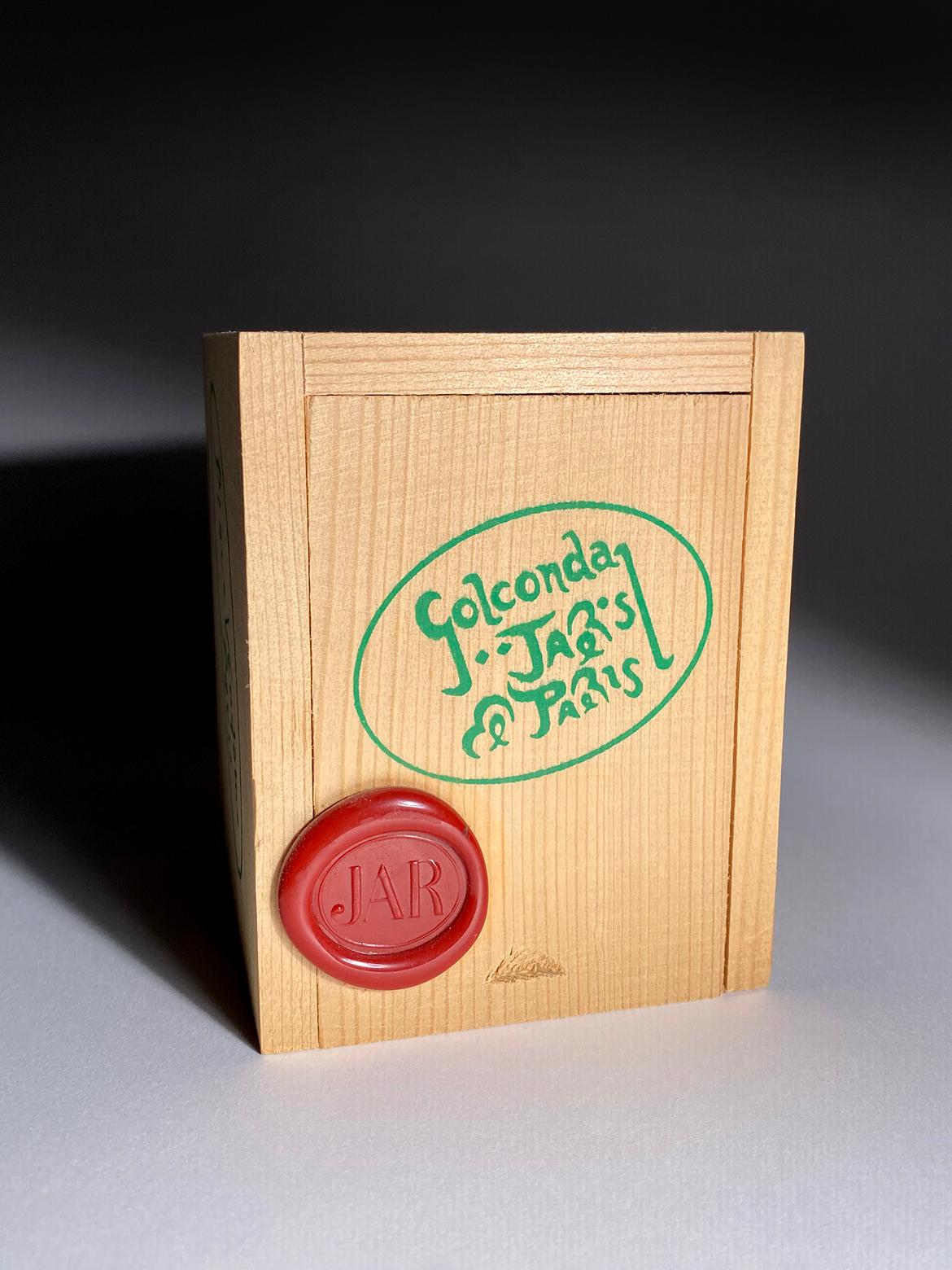 Die erste Ausgabe, ein wunderbares Geschenk für einen besonderen Menschen. 

Ein Duft von JAR Parfums, der sowohl für Frauen als auch für Männer geeignet ist. Das genaue Jahr der Veröffentlichung wird nicht bekannt gegeben. Dieser