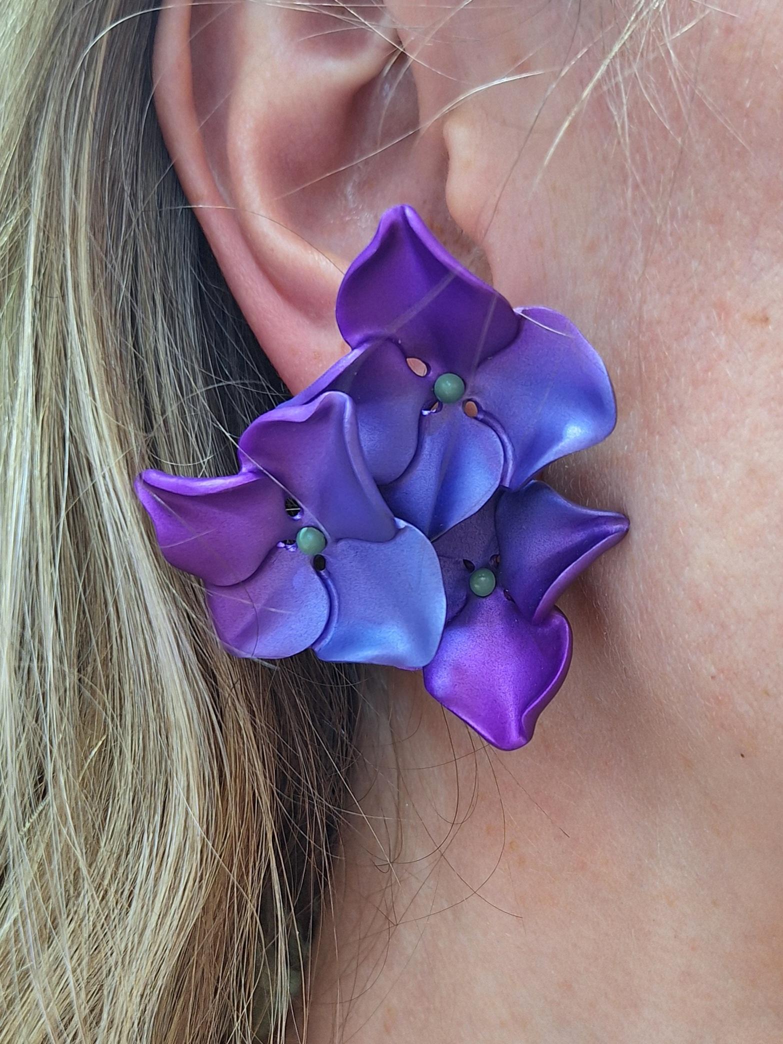 Jar Paris Pink and Purple Hydrangea Flower, Aluminum & Gold Earrings

Designed as a three hydrangea flower, fusing with pink and purple petals and with gold and green sepals. Mounted in aluminum and 18k yellow gold with the omega clip backs.