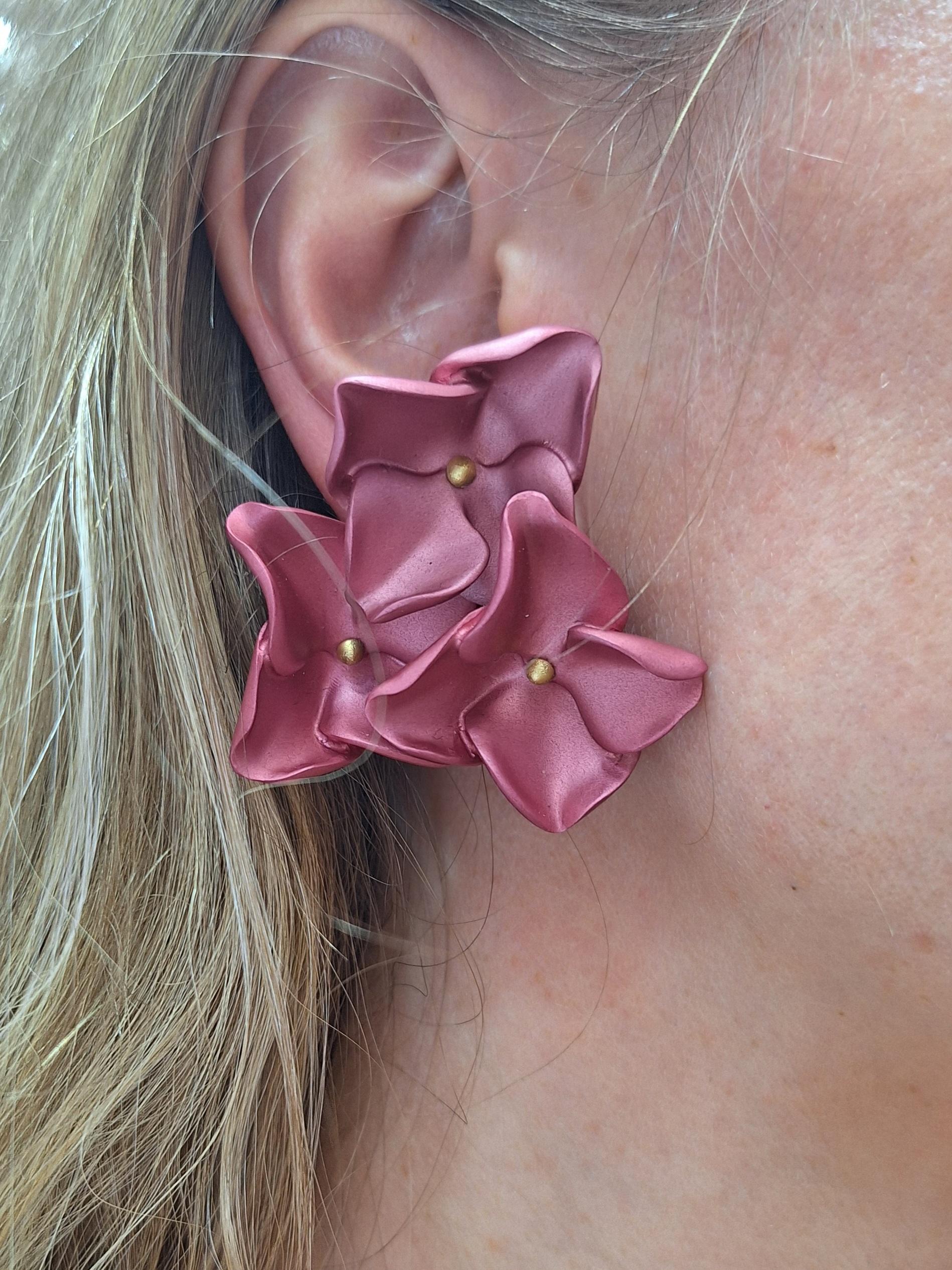 Jar Paris Pink & Purple Hydrangea Flower Aluminium & Gold Earrings In Excellent Condition For Sale In New York, NY