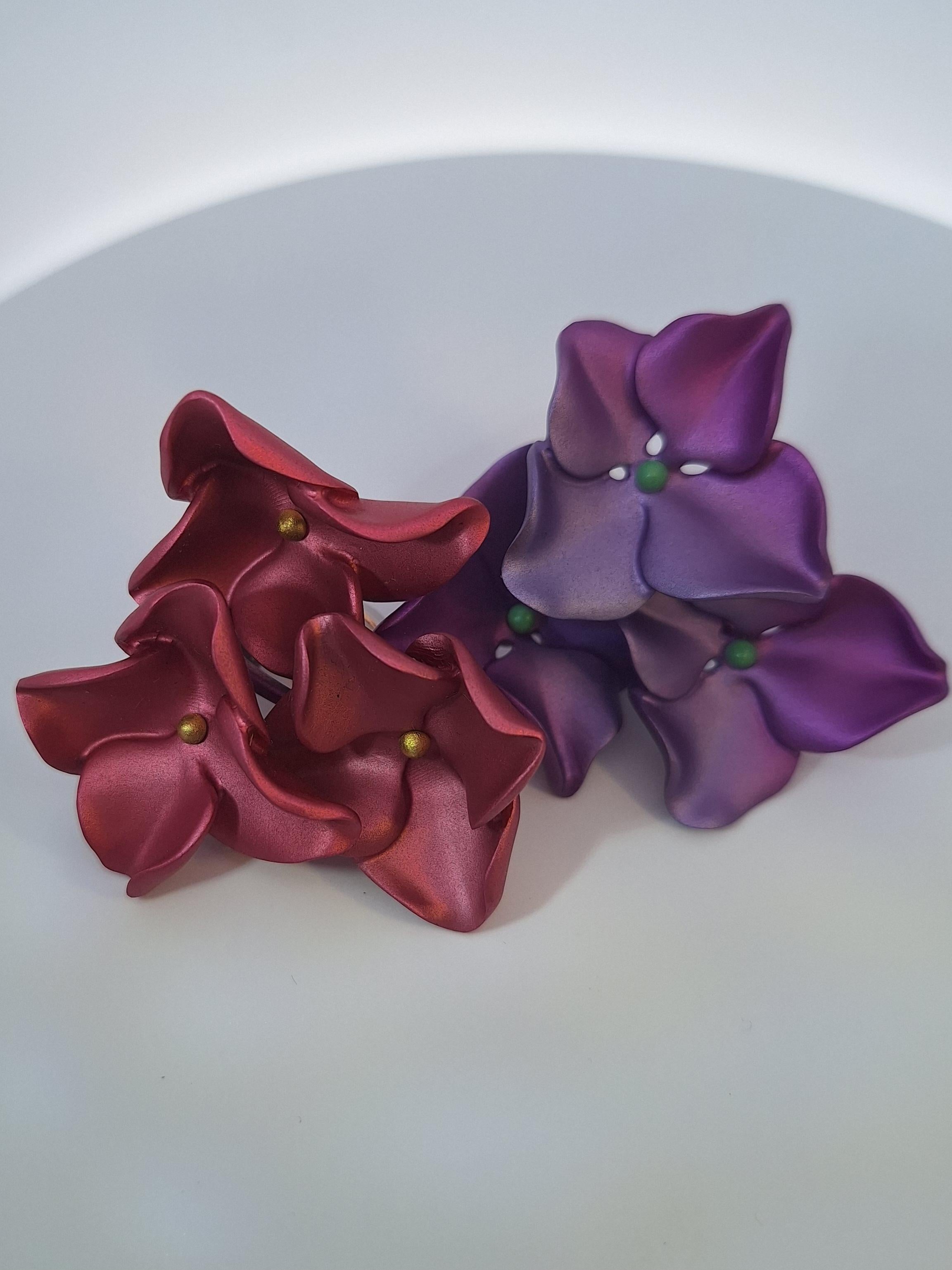 Paris Rosa & Lila Hydrangea-Blumen-Ohrringe aus Aluminium und Gold in Rosa & Lila für Damen oder Herren im Angebot