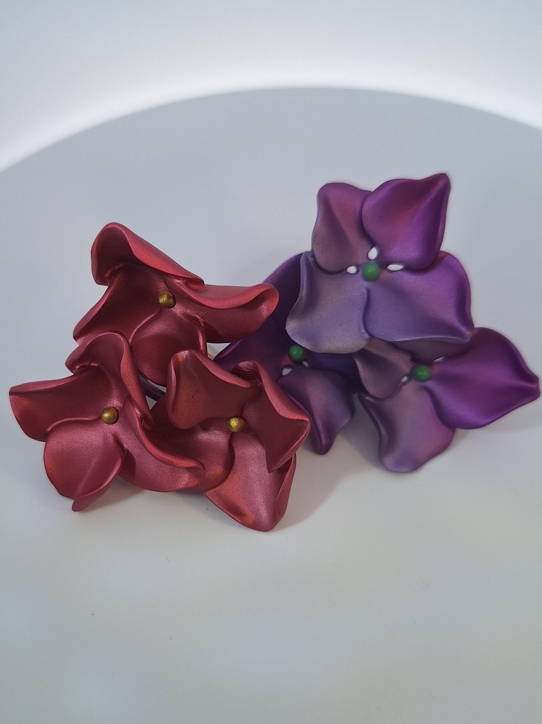 Paris Rosa & Lila Hydrangea-Blumen-Ohrringe aus Aluminium und Gold in Rosa & Lila für Damen oder Herren