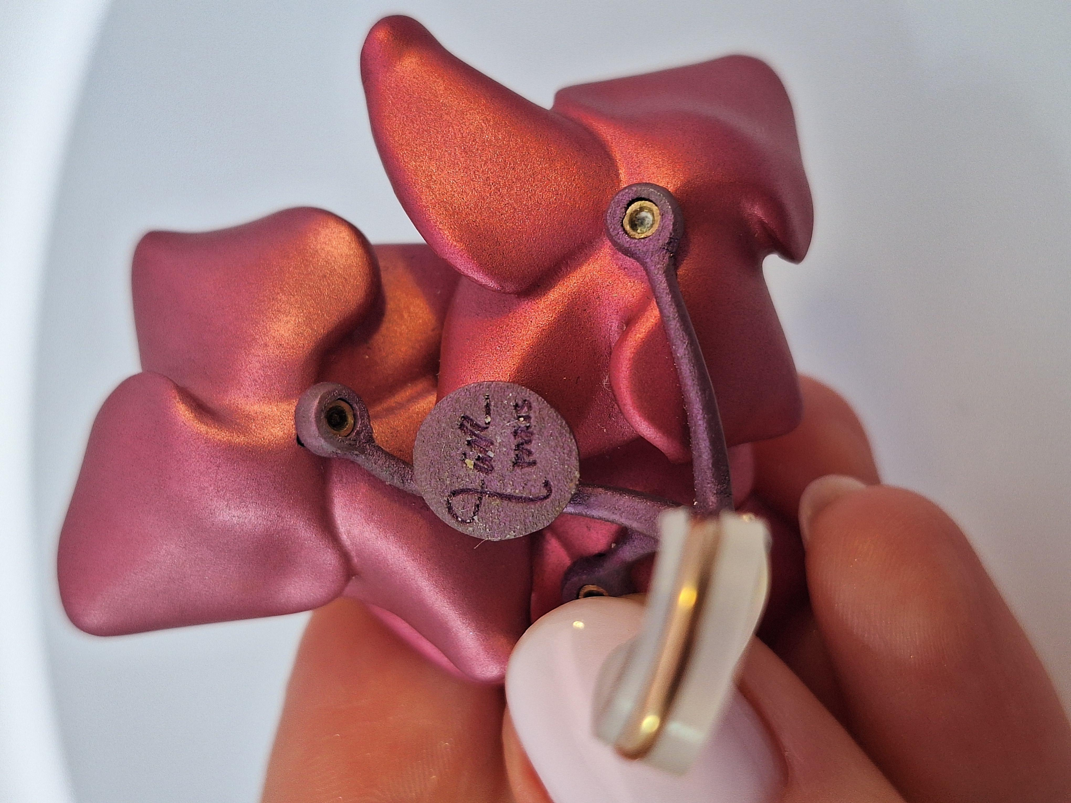 JAR Paris Boucles d'oreilles aluminium et or Fleur d'hortensia rose et mauve en vente 2