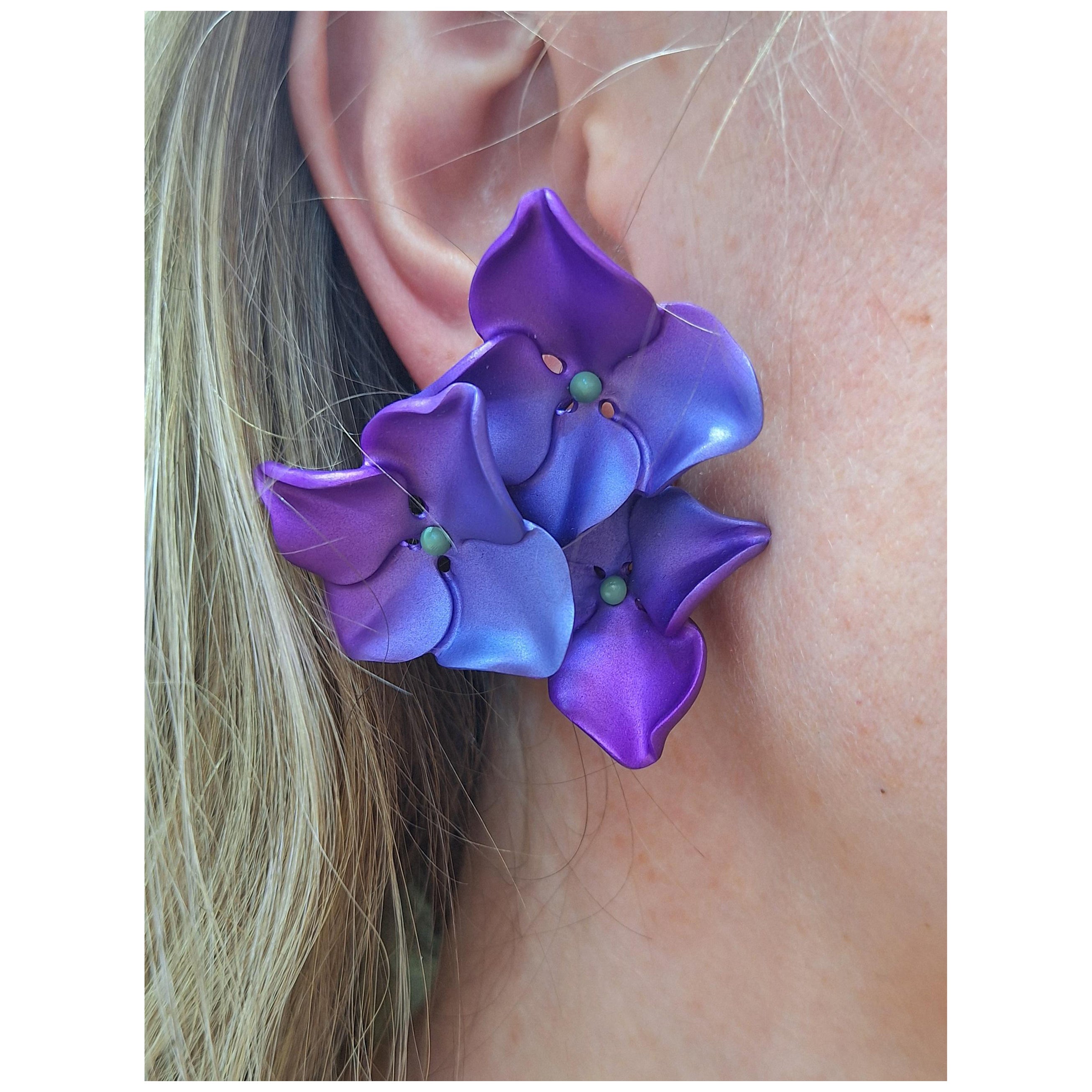 Paris Rosa & Lila Hydrangea-Blumen-Ohrringe aus Aluminium und Gold in Rosa & Lila