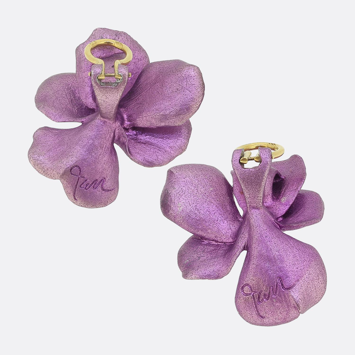 Here we have a splendid pair of enamel earrings from the luxury jewellery designer JAR (Joel Arthur Rosenthal). Each earring is crafted in aluminium and 18ct yellow gold, in the shape of a purple pansy flower and feature omega clips for pierced or