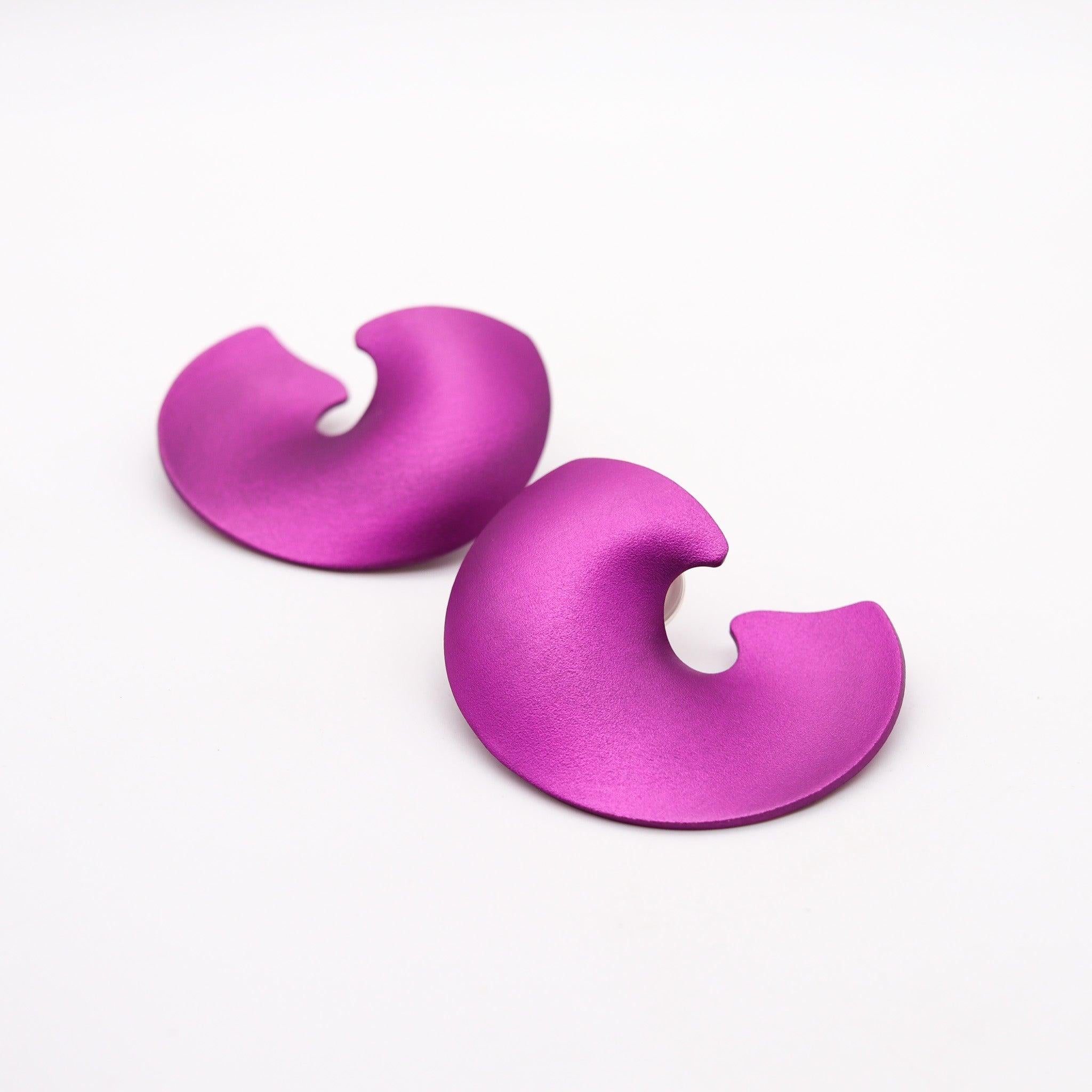 Modernist JAR PARIS Purple Valerie Clips On Earrings In 18Kt Gold and Aluminum For Sale