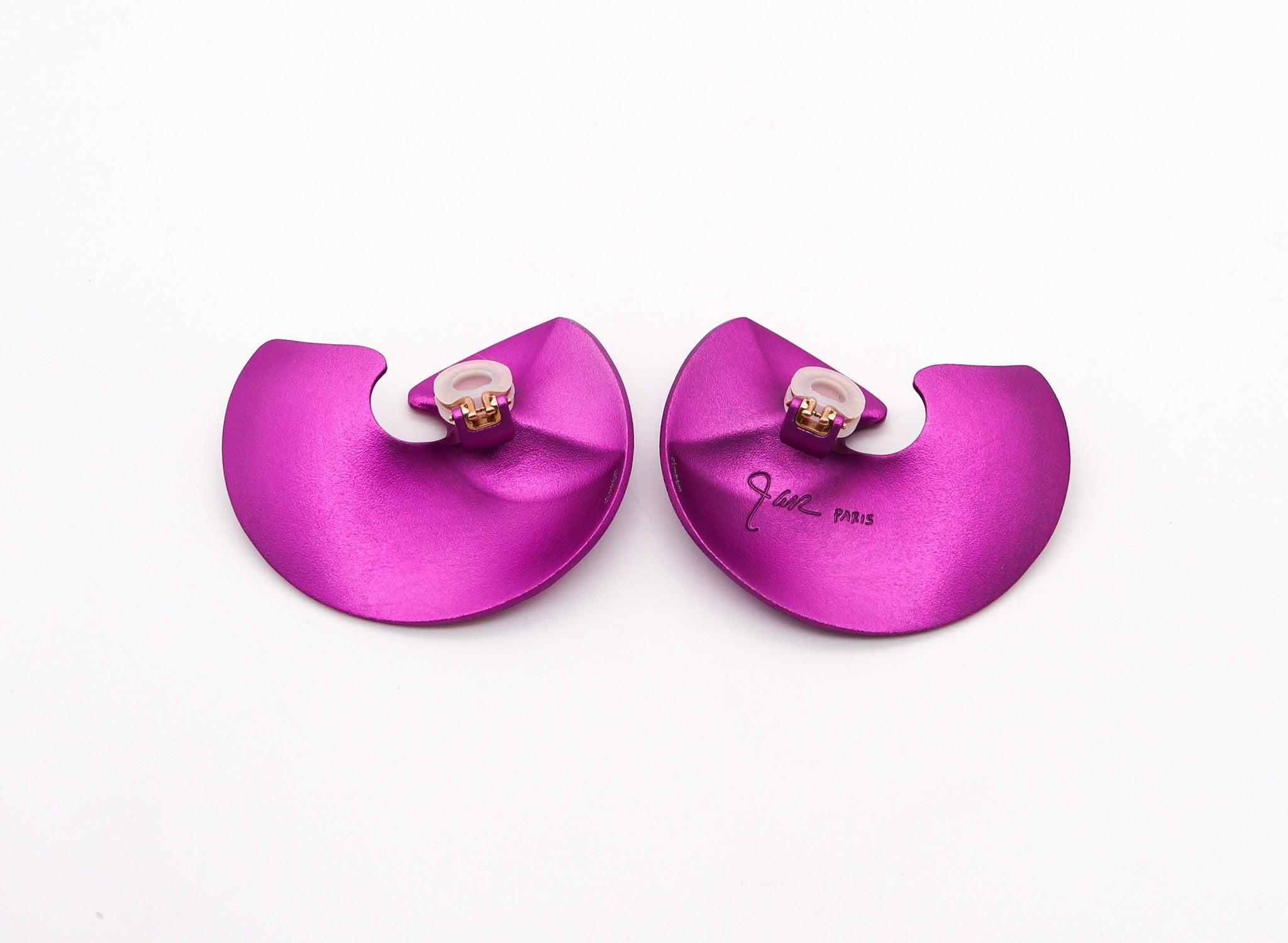 JAR PARIS Purple Valerie Clips On Earrings In 18Kt Gold and Aluminum In Excellent Condition For Sale In Miami, FL
