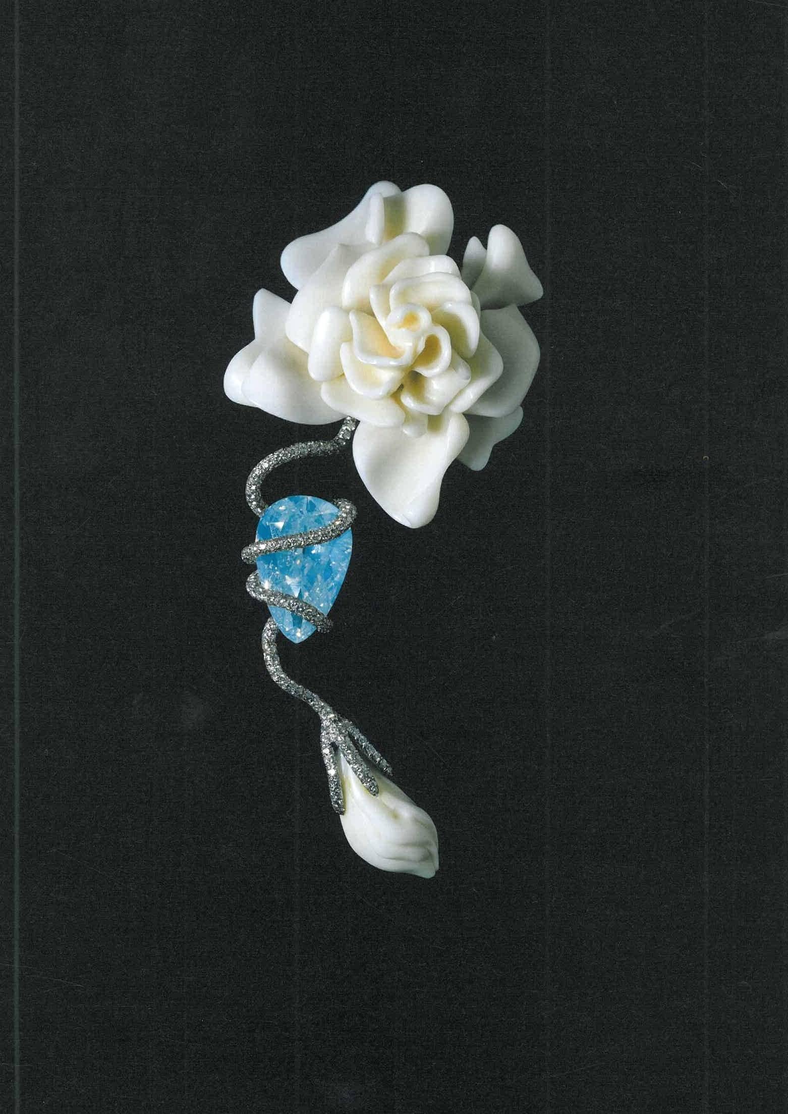 Ce beau livre est une copie de la réimpression 2013 d'un original de 2002 qui a été produit pour coïncider avec une exposition à Londres des bijoux de JAR ( Joel Arthur Rosenthal). Les photographies sont époustouflantes et les Jewell le sont tout