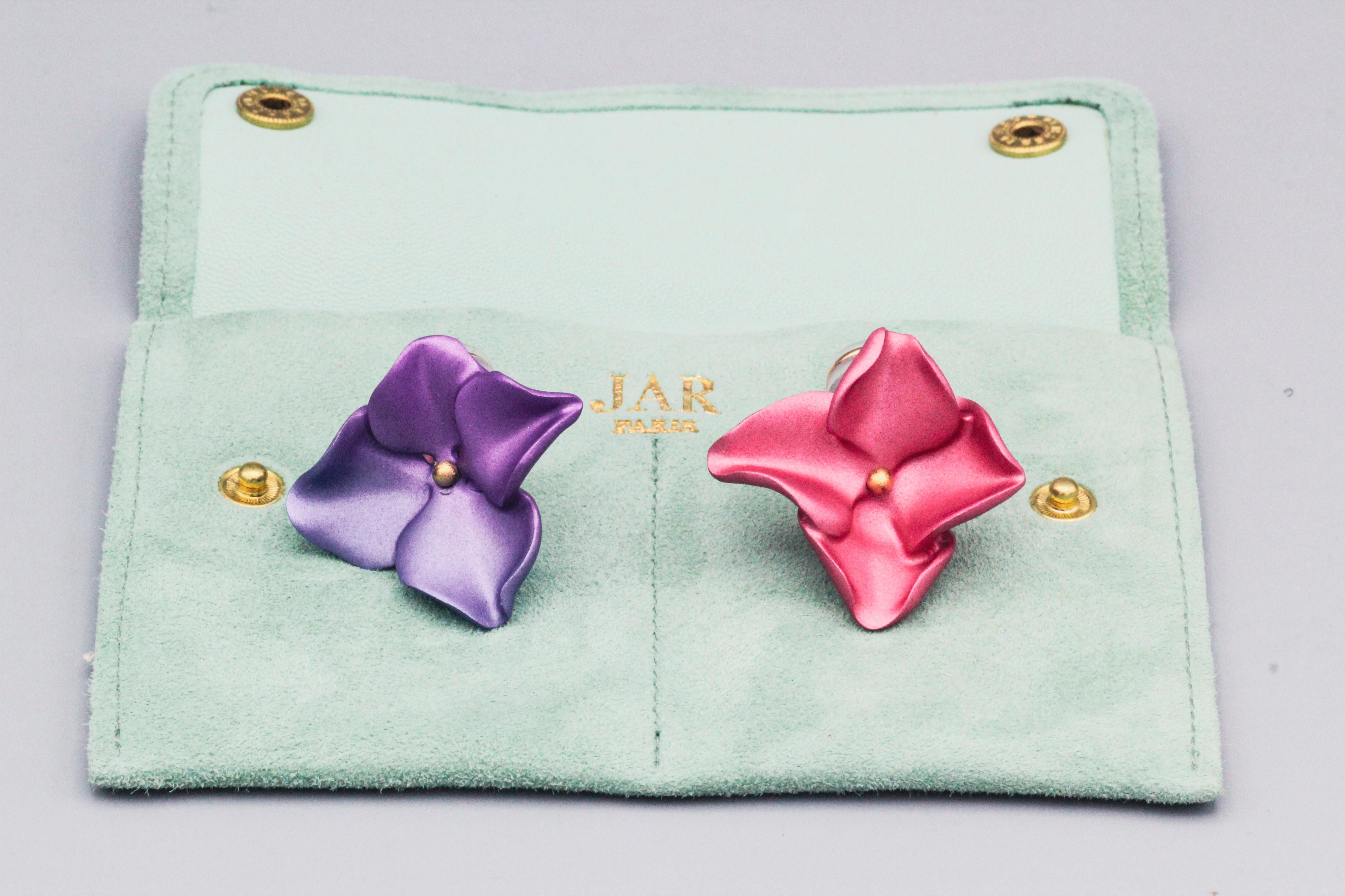 Delicate Delight: JAR Petite Aluminum and 18k Gold Pink Purple Hydrangea Earrings

Embrace the artistry of JAR with these enchanting petite hydrangea earrings. Crafted from lightweight aluminum, the blooms boast a delightful blend of pink and purple