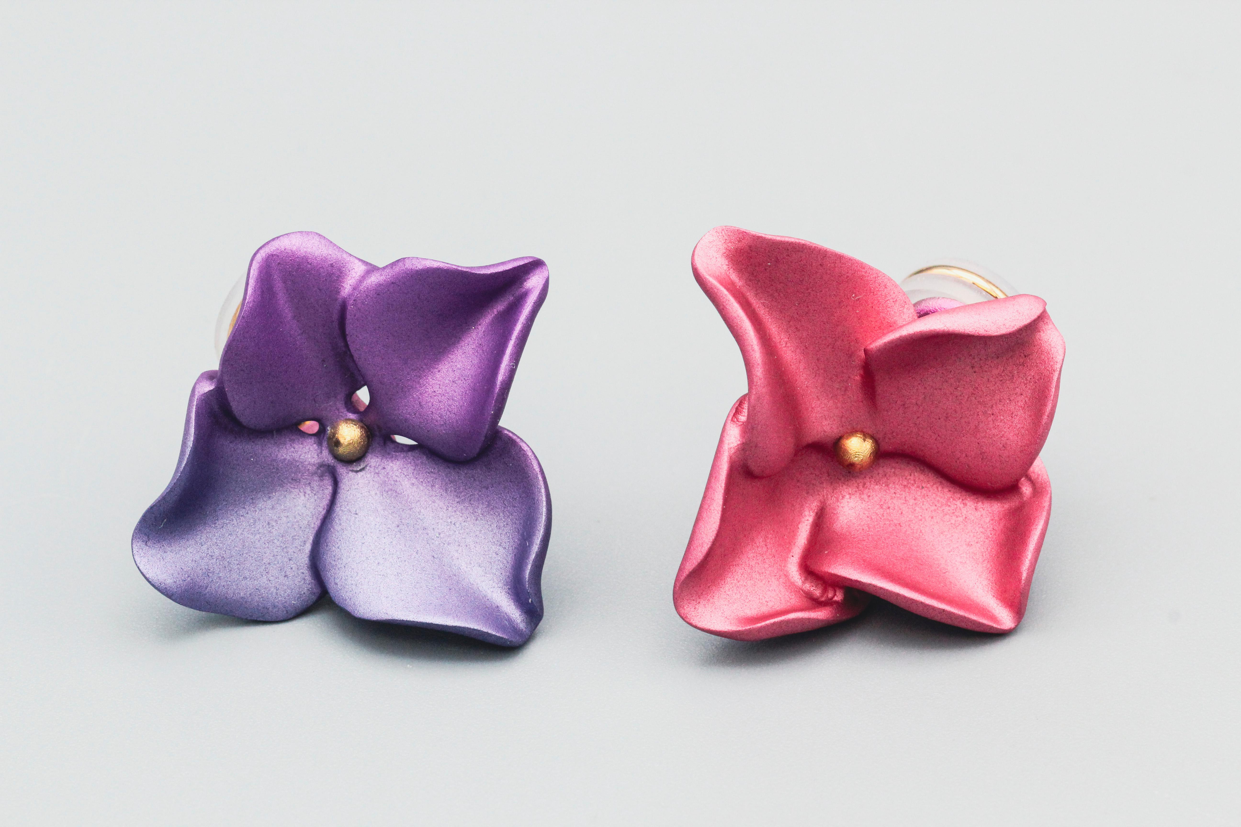 JAR Petite Aluminum and 18k Gold Pink Purple Hydrangea Flower Earrings In Excellent Condition For Sale In New York, NY