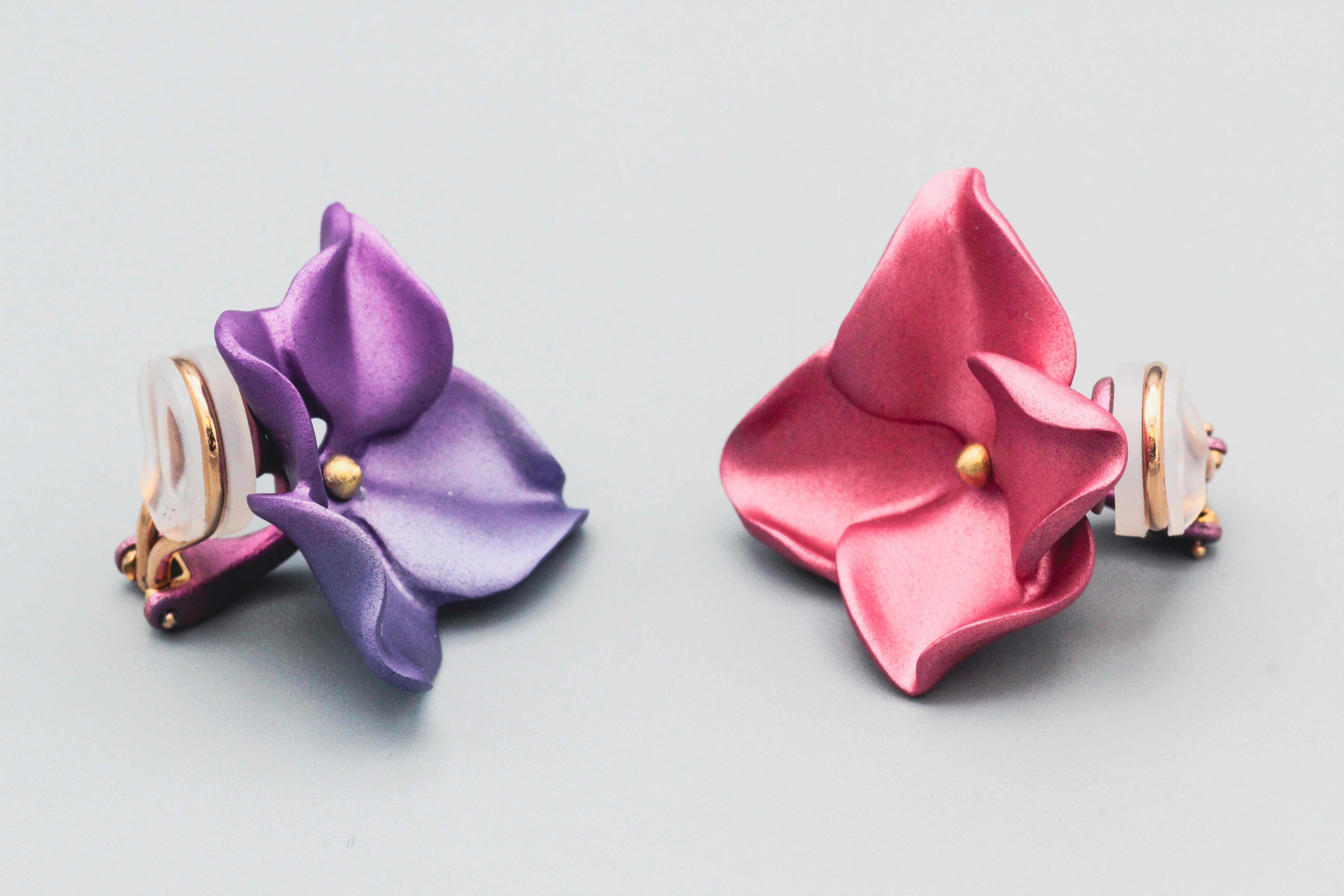 JAR Petite Hydrangea-Blumenohrringe aus Aluminium und 18k Gold mit rosa und lila Hydrangea-Blumen Damen