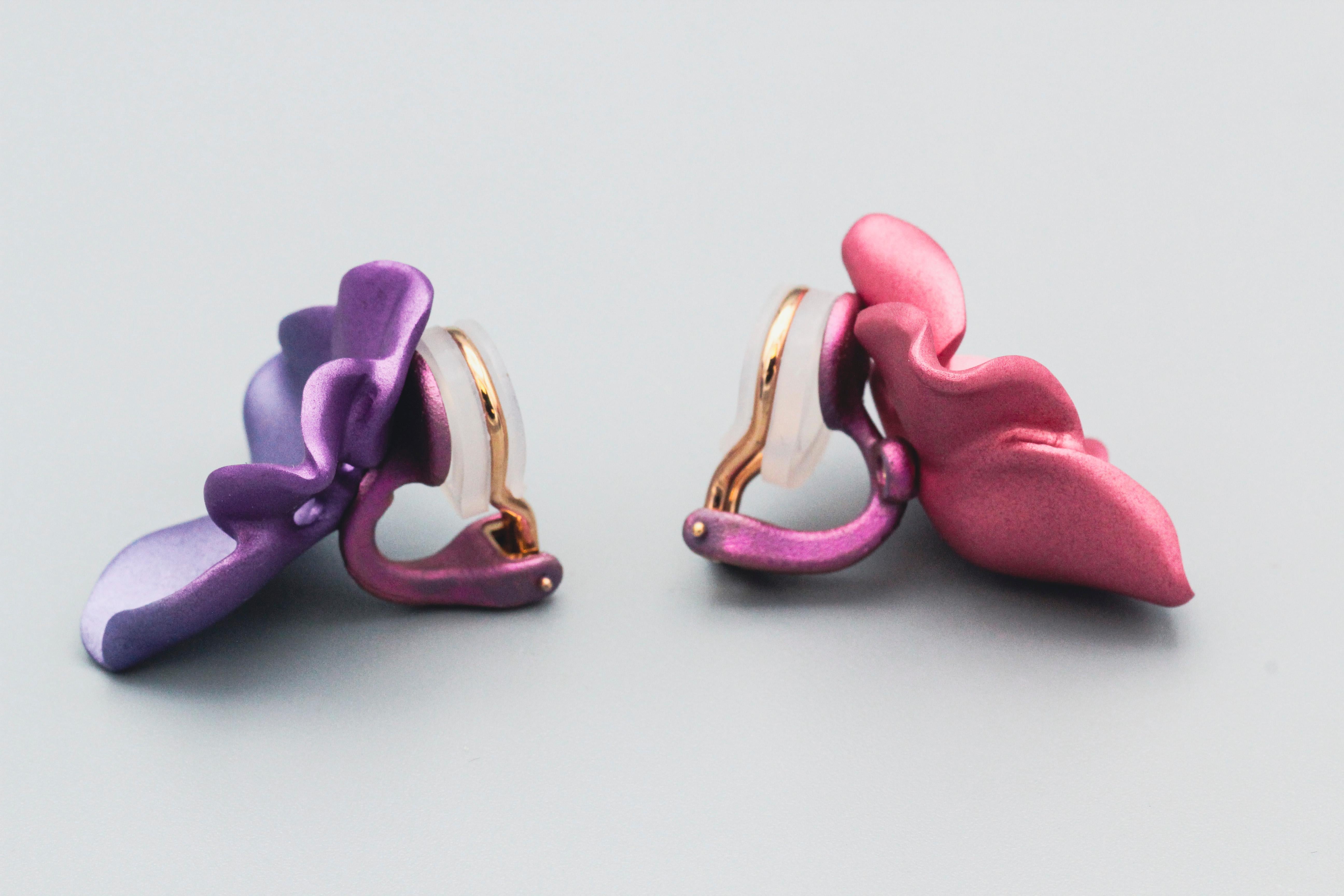 JAR Petite Aluminum and 18k Gold Pink Purple Hydrangea Flower Earrings For Sale 1