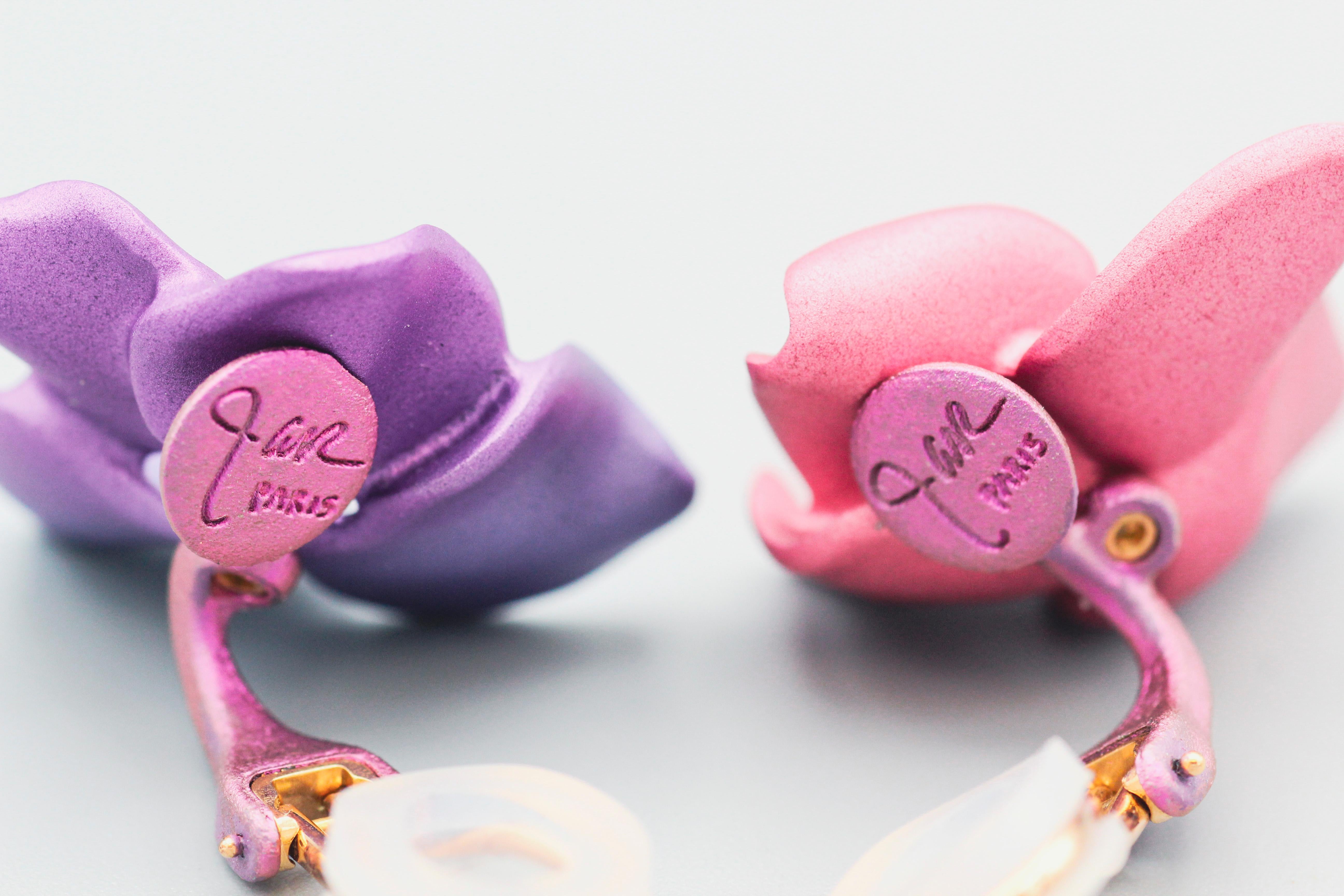 JAR Petite Aluminum and 18k Gold Pink Purple Hydrangea Flower Earrings For Sale 3