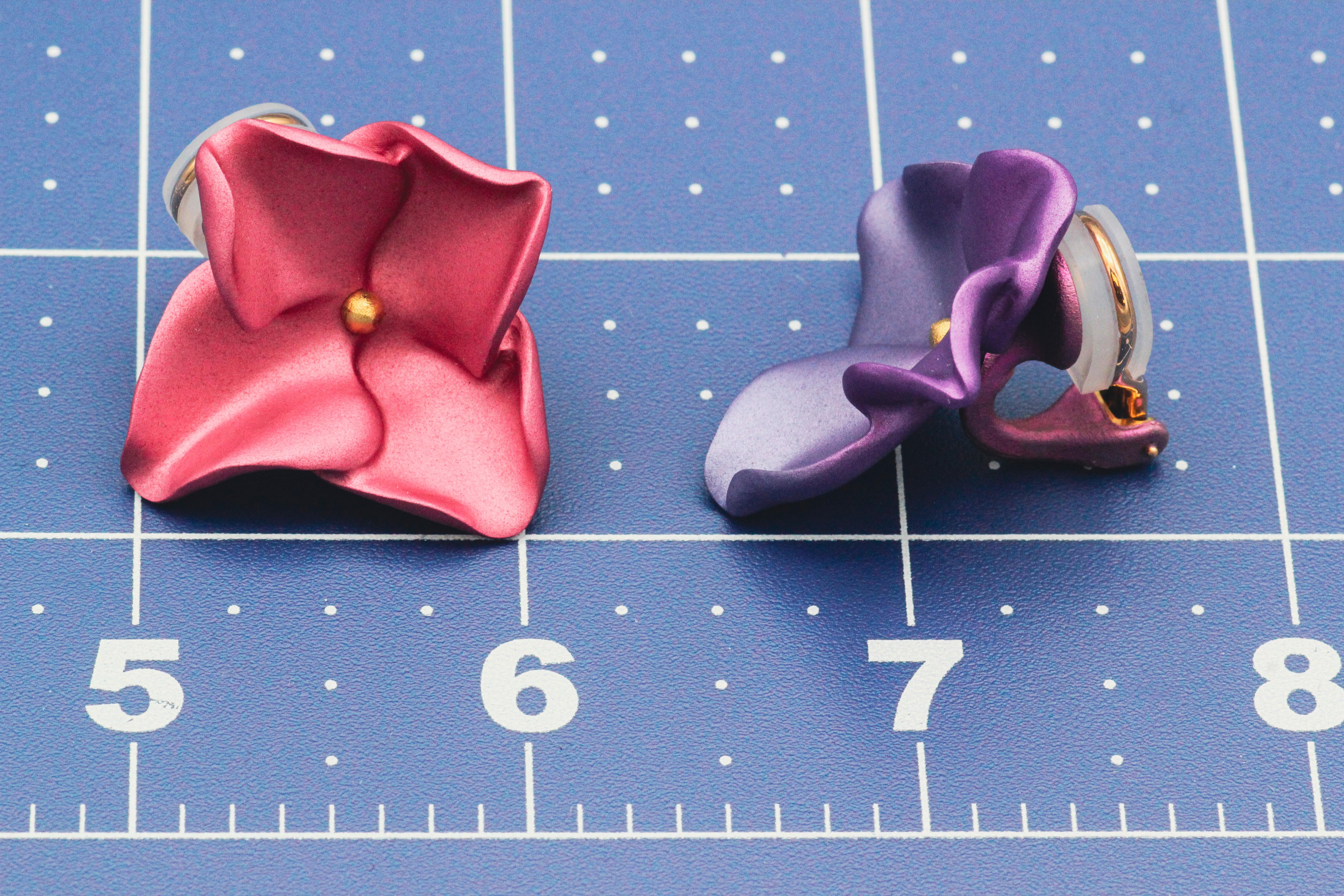 JAR Petite Aluminum and 18k Gold Pink Purple Hydrangea Flower Earrings For Sale 4