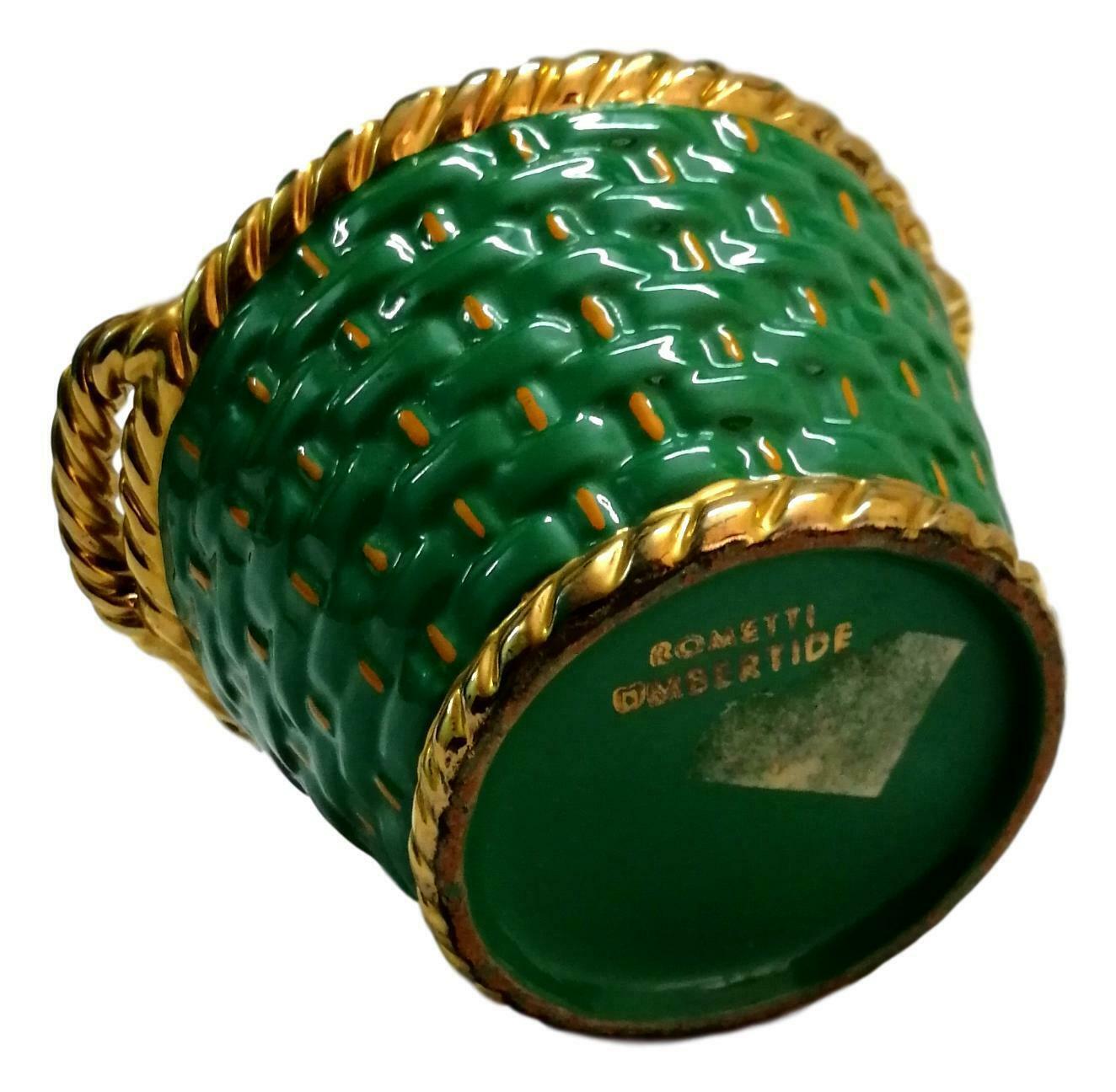piccolo vaso scultura in ceramica produzione originale settimio rometti by umbertide degli anni '40

in tonalità di verde brillante con finiture in oro zecchino.

Misura 14 cm di larghezza, manici inclusi, per 9 cm di altezza, in ottime