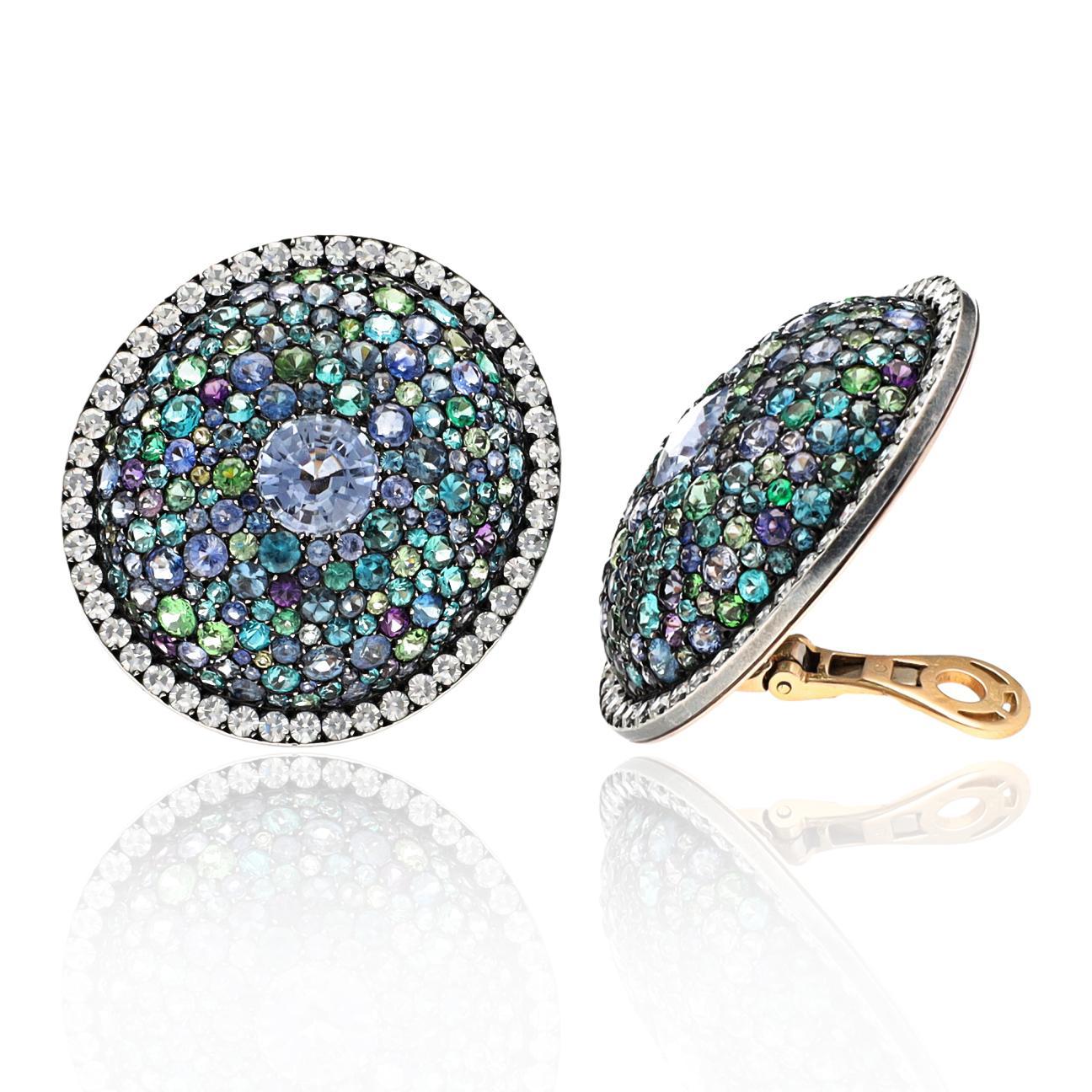 L'or jaune 18 carats et l'argent s'unissent pour créer la scène de ces superbes clips d'oreilles, qui présentent une mosaïque de pierres précieuses que seule la créativité de JAR pouvait faire fructifier. JAR crée environ 70 pièces exquises par an,