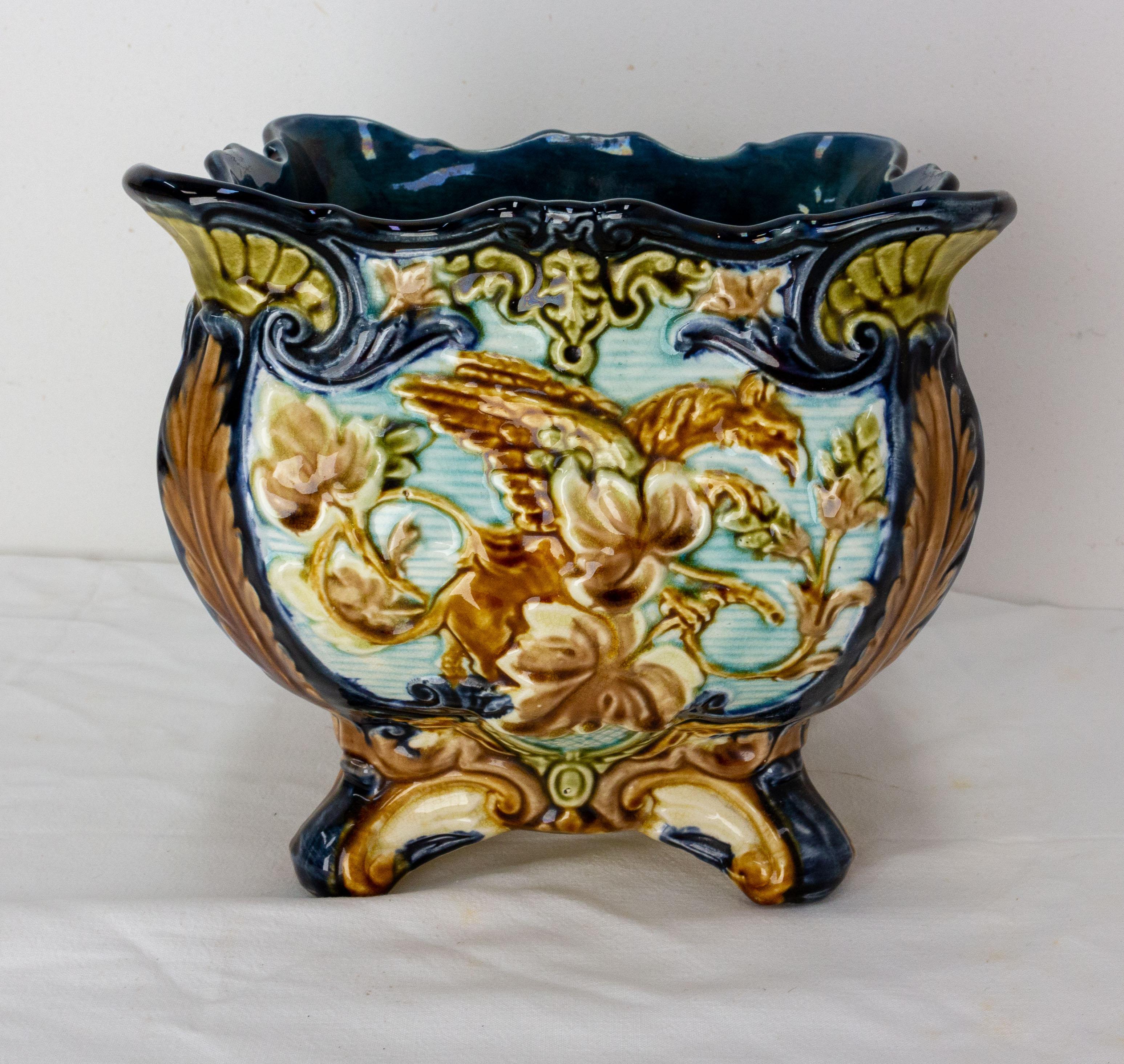 French square jardiniere with griffins and vegetal decoration, circa 1900.
Art nouveau
Very good condition.

