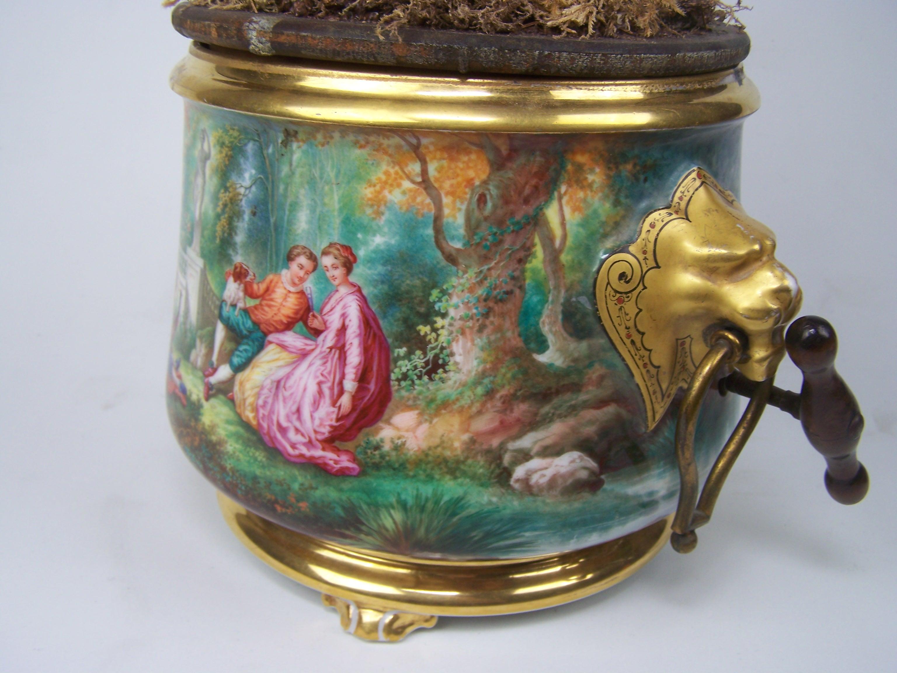 Sehr seltener Singvogelkäfig in Form einer 'jardinière'
Ein Meisterwerk von Bontems, hergestellt in Paris um 1870. 
Diese Art von Vogelautomaten ist äußerst selten - damals wurden nur wenige hergestellt, und heute sind sie fast nicht mehr zu finden.