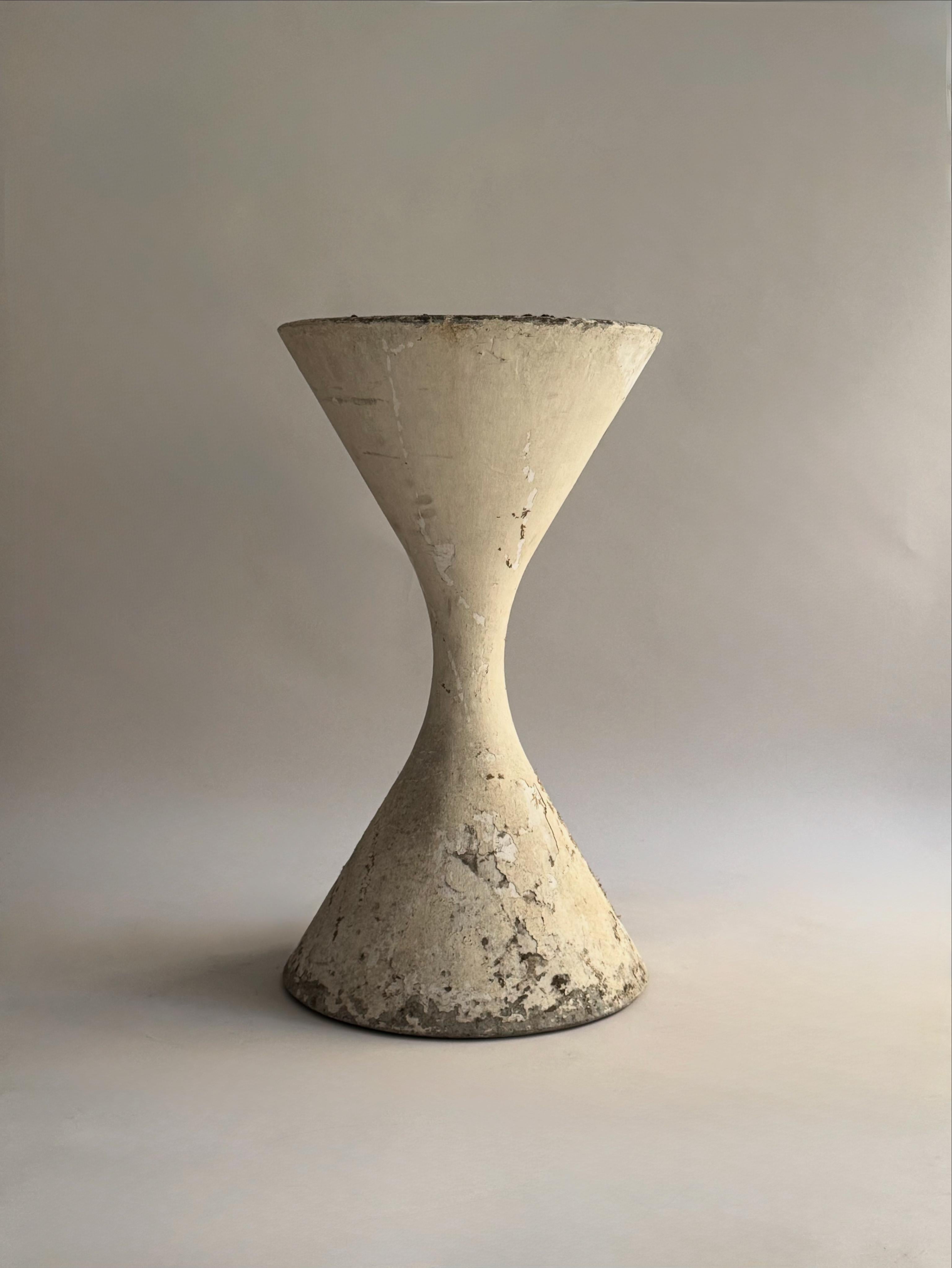 
Jardinière diabolo willy guhl et antonn bee pour eternit.  En bon état avec quelques traces d'usure.  Abmessungen H 80, T 44, 5cm.