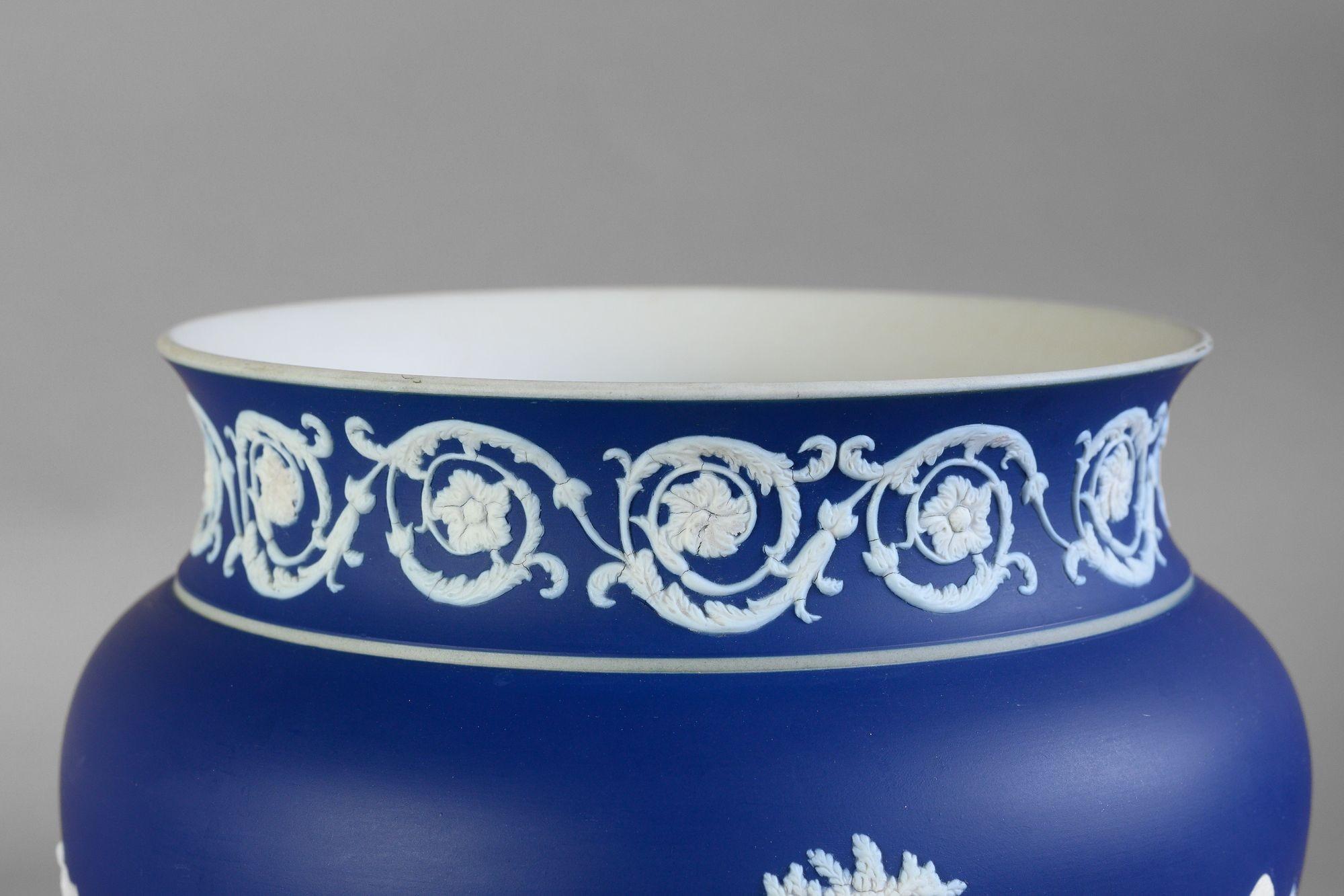 Giardiniera ovoidale di Adams in blu cobalto con decorazione classica a fregio. Circa 1920
H. 22cm x L. 25cm x P. 25cm