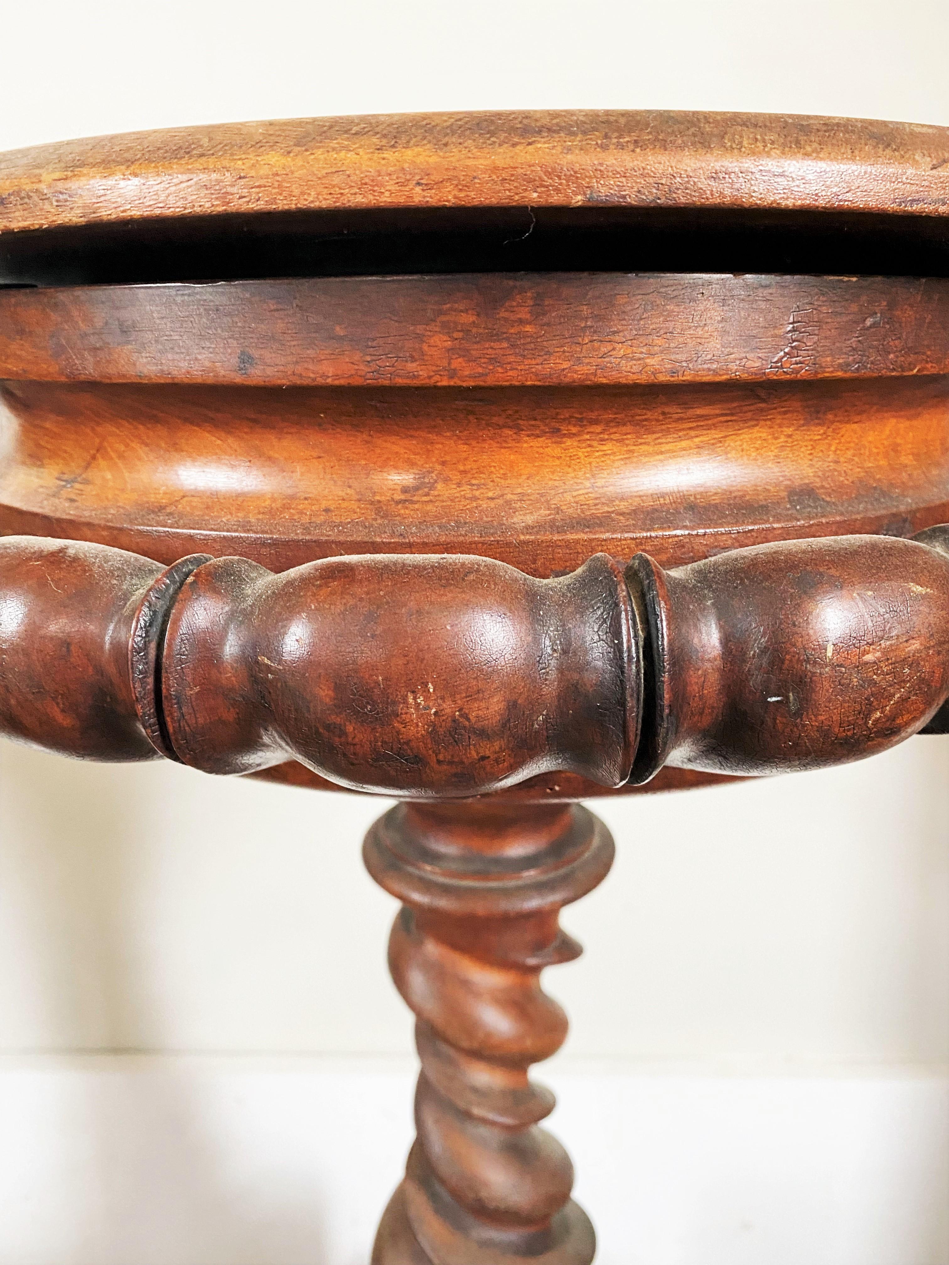 Very nice Napoleon 3 period planter. The wood is richly carved, the central base is turned in a spiral is inspired by Louis 13 style and, on the part that can be opened, there is a horizontal rosary turning, both characteristic of this style. The