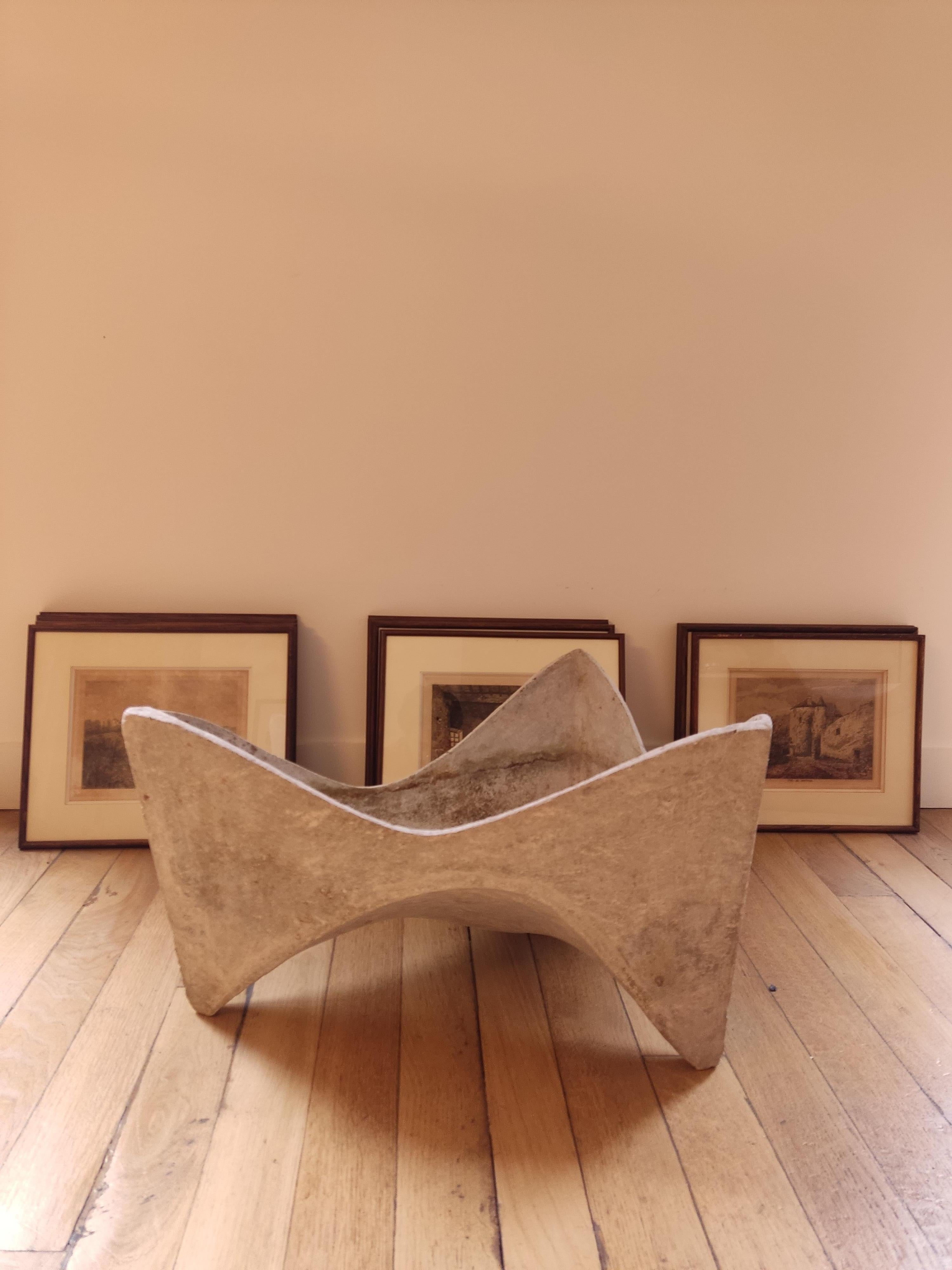 Willy GUHL (1915-2004)
JARDINIERE sculpture, fiber cement proof marked in hollow 13 6 68 and 73.
A rare style, midcentury Willy Guhl abstract triangular sculptural planter. This planter was designed by Swiss neo-functionalist designer Willy Guhl