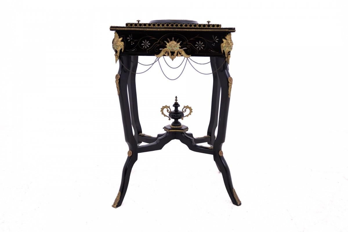 Jardinière ancienne d'environ 1880, France.

Dimensions : hauteur 81 cm / largeur 51 cm / profondeur 37 cm