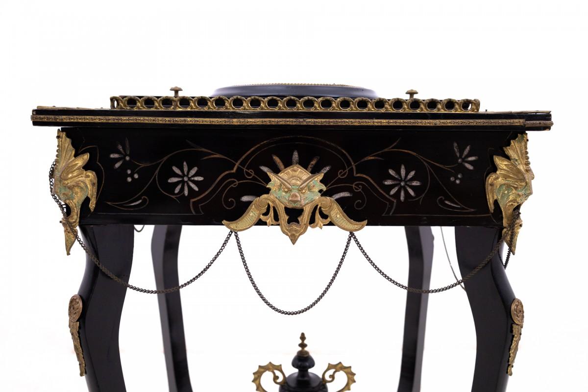 Laiton Table de jardinière, France, tournant des 19e et 20e siècles. en vente