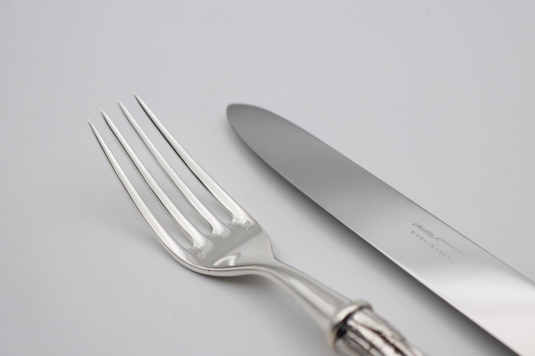 JARDINS DE GIVERNY Set of 2 pieces in silver bronze or gold bronze

Set of 2 pieces (table forks/fish, table knife or meat/fish knife) in silver bronze 35/42 microns

It is possible to order all products separately or set of 4 piece

Table