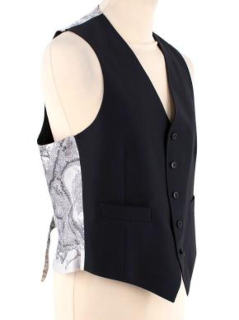 Hermes jardins des metamorphoses waistcoat
 

 - Made of lightweight wool.
 - classic fit
 - Black 5 button waistcoat.
 - White floral background with 