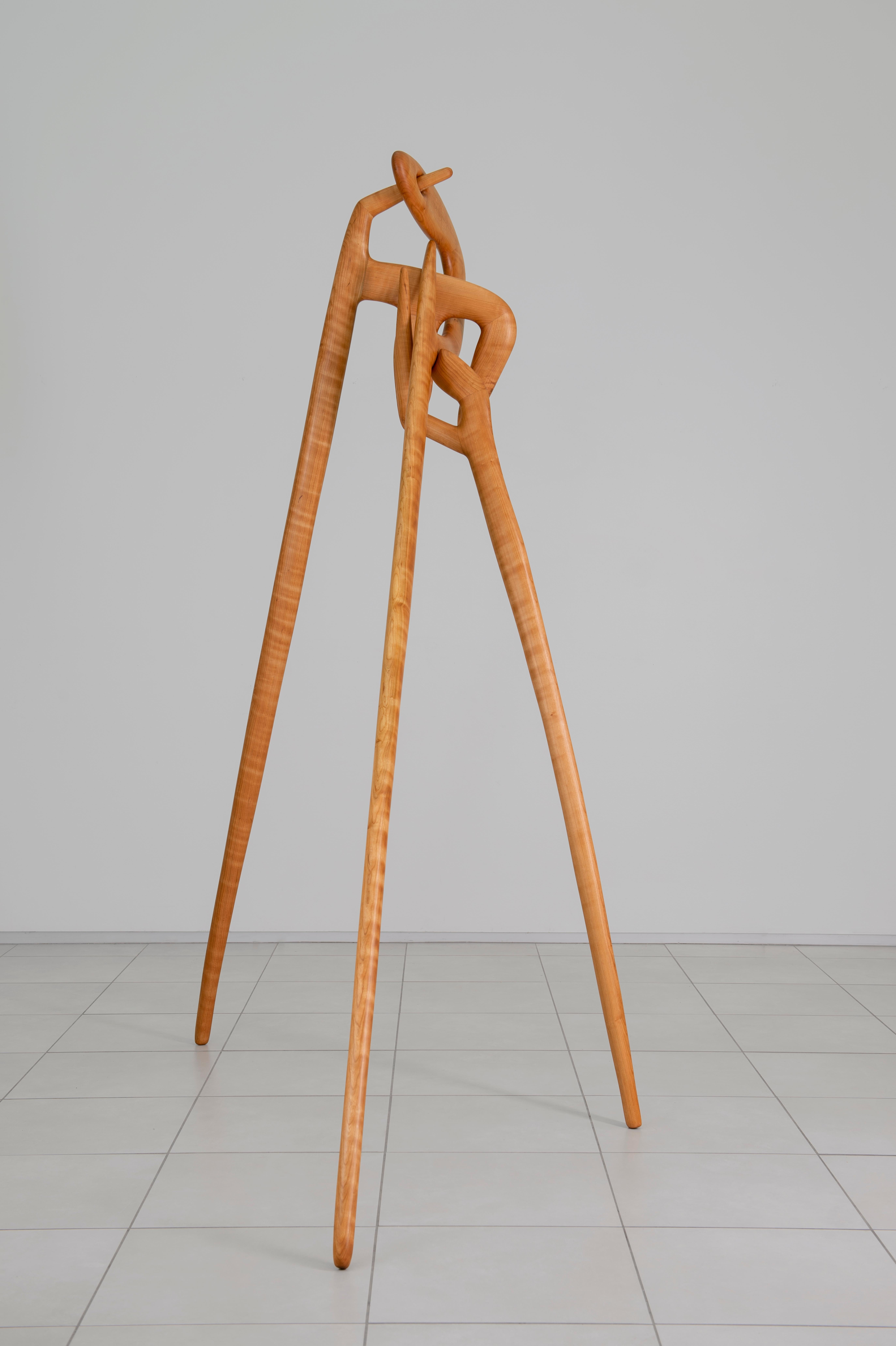 Jared Abner Abstract Sculpture – Hängeleuchte Fünf, geschnitzte Holzskulptur