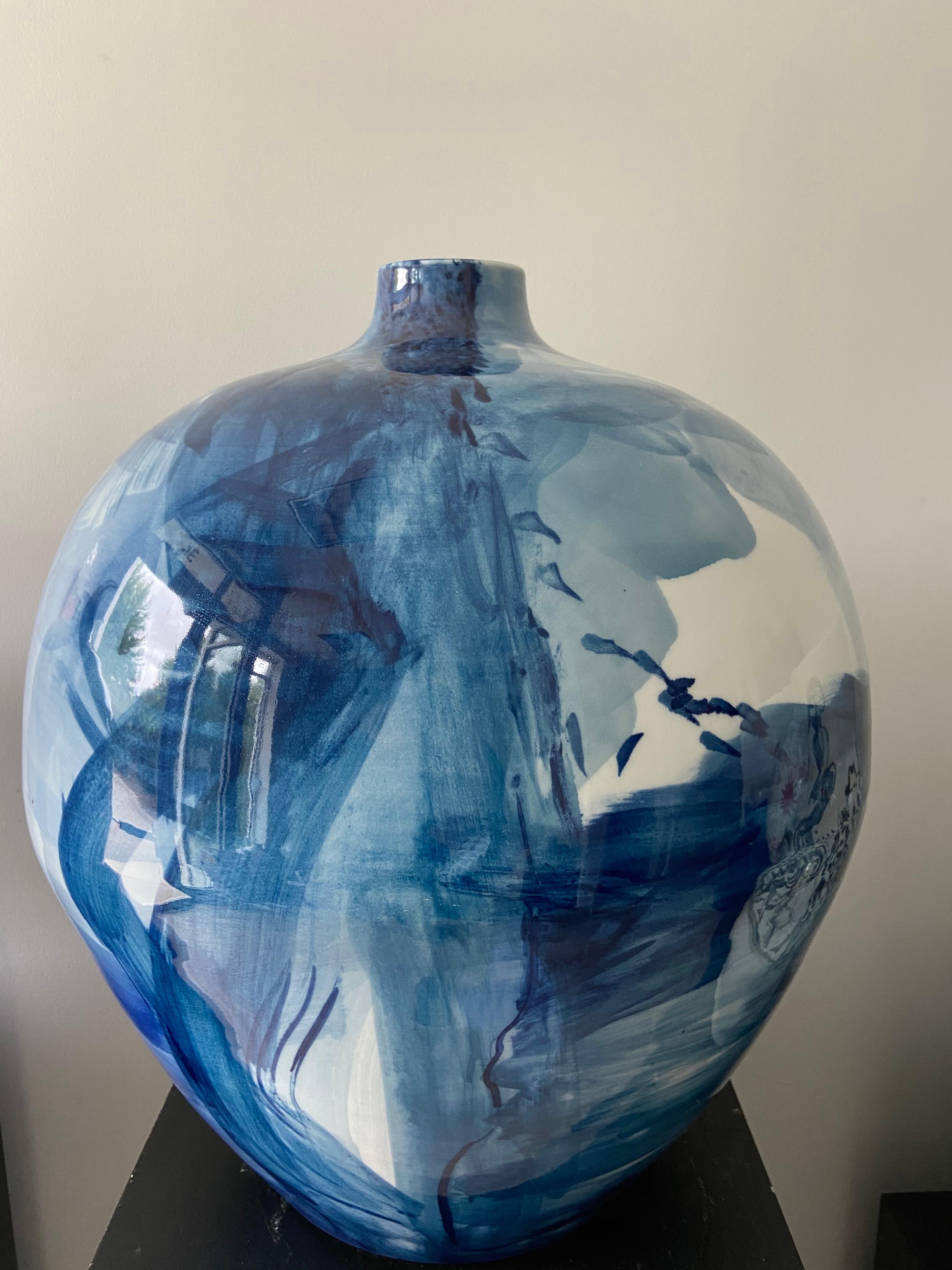 Bleu plus profond - Noir Abstract Sculpture par Jared Fitzgerald