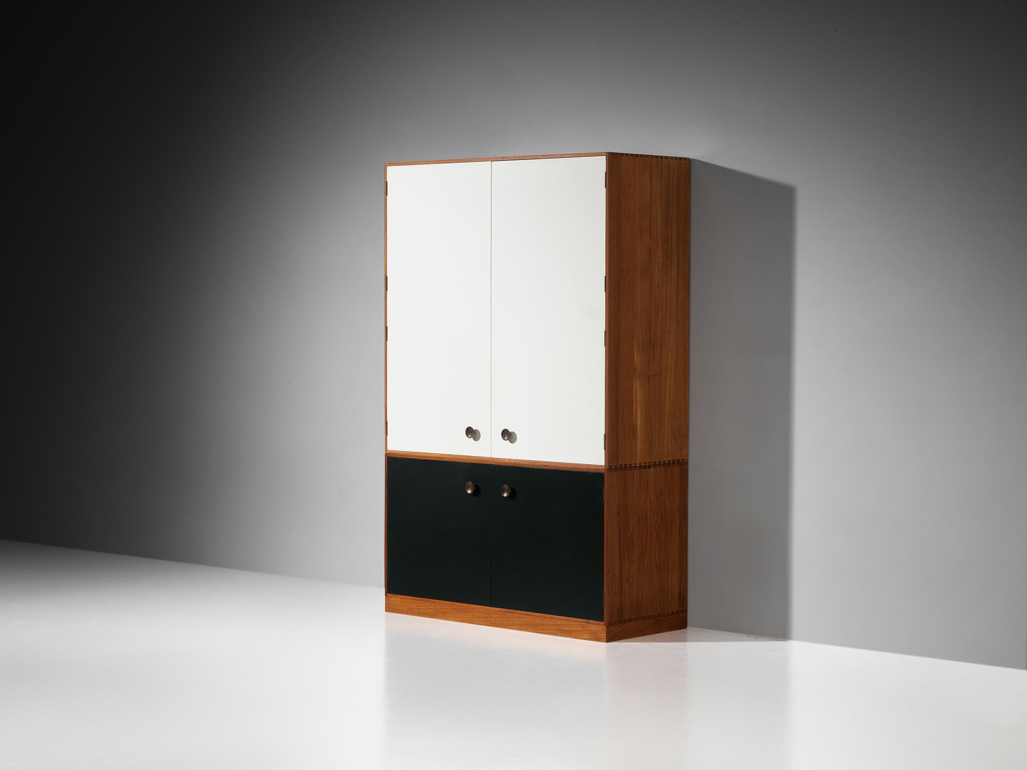 Jarl Heger para Jason Møbler, armario, teca, latón, madera lacada en blanco y negro, Dinamarca, 1959

Sorprendente ejemplo del diseño moderno danés, este armario alto fue diseñado en 1959 por Jarl Heger para el fabricante Jason Møbler. Fabricada en