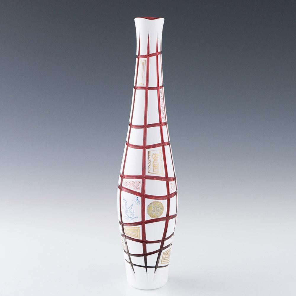 Überschrift : Jaroslav Lebeda Brüssel Expo Flaschenvase
Datum : 1957
Herkunft : Tschechoslowakei
Merkmale der Schale : Weiß überfangenes Preiselbeerglas mit assymetrischen Paneelen und emaillierten und vergoldeten geometrischen Motiven
Art :
