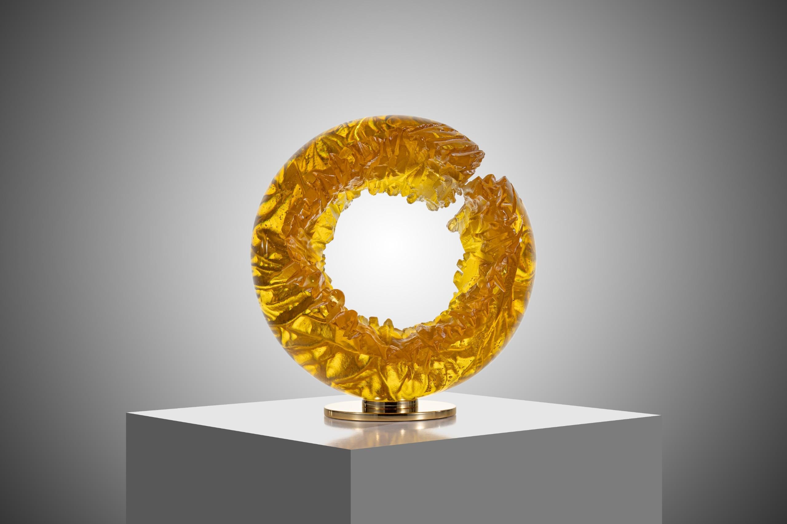 Scultura ad anello astratta in cristallo boemo Reconciliation di Jaroslav Prošek, 2025