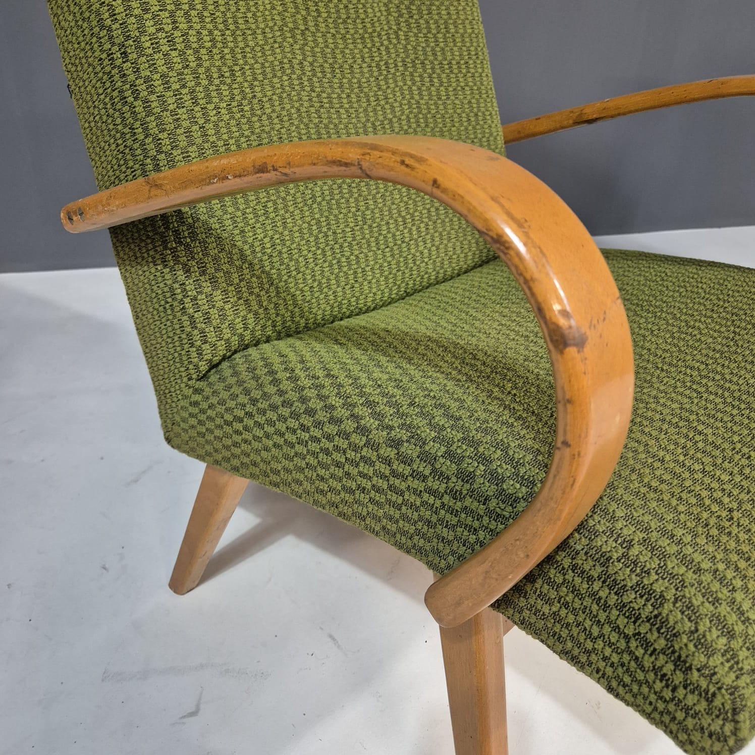 Ein ikonisches Paar Loungesessel, entworfen von Jaroslav Šmídek für TON in den 1960er Jahren. Die Stühle haben schön geschwungene Armlehnen aus Bugholz, abgewinkelte Beine und eine grüne Originalpolsterung. Ein zeitloses Design, das Funktionalität